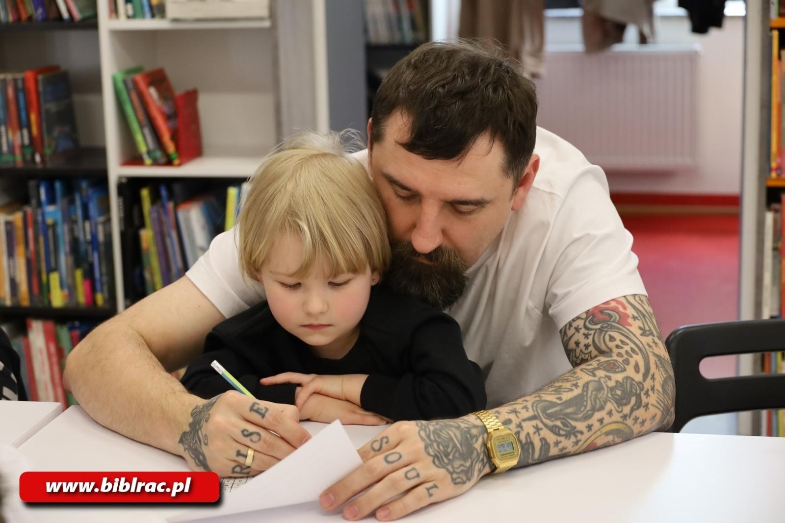 Zdjęcie w galerii na portalu naszraciborz.pl: Tajemnice pszczół odkryte w Klubie Ojca w raciborskiej bibliotece wiadomości z regionu