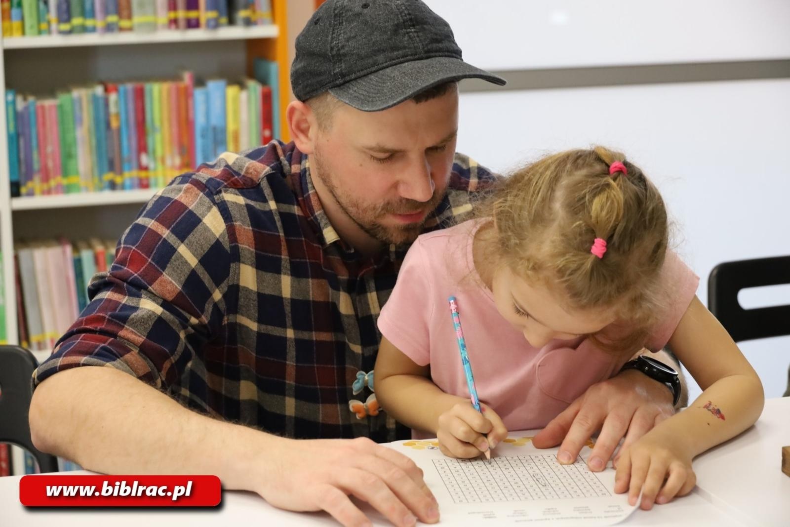 Zdjęcie w galerii na portalu naszraciborz.pl: Tajemnice pszczół odkryte w Klubie Ojca w raciborskiej bibliotece wiadomości z regionu