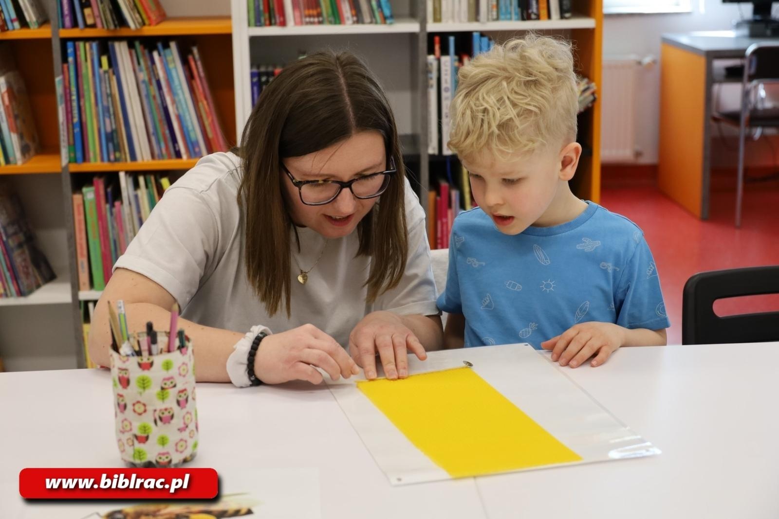 Zdjęcie w galerii na portalu naszraciborz.pl: Tajemnice pszczół odkryte w Klubie Ojca w raciborskiej bibliotece wiadomości z regionu