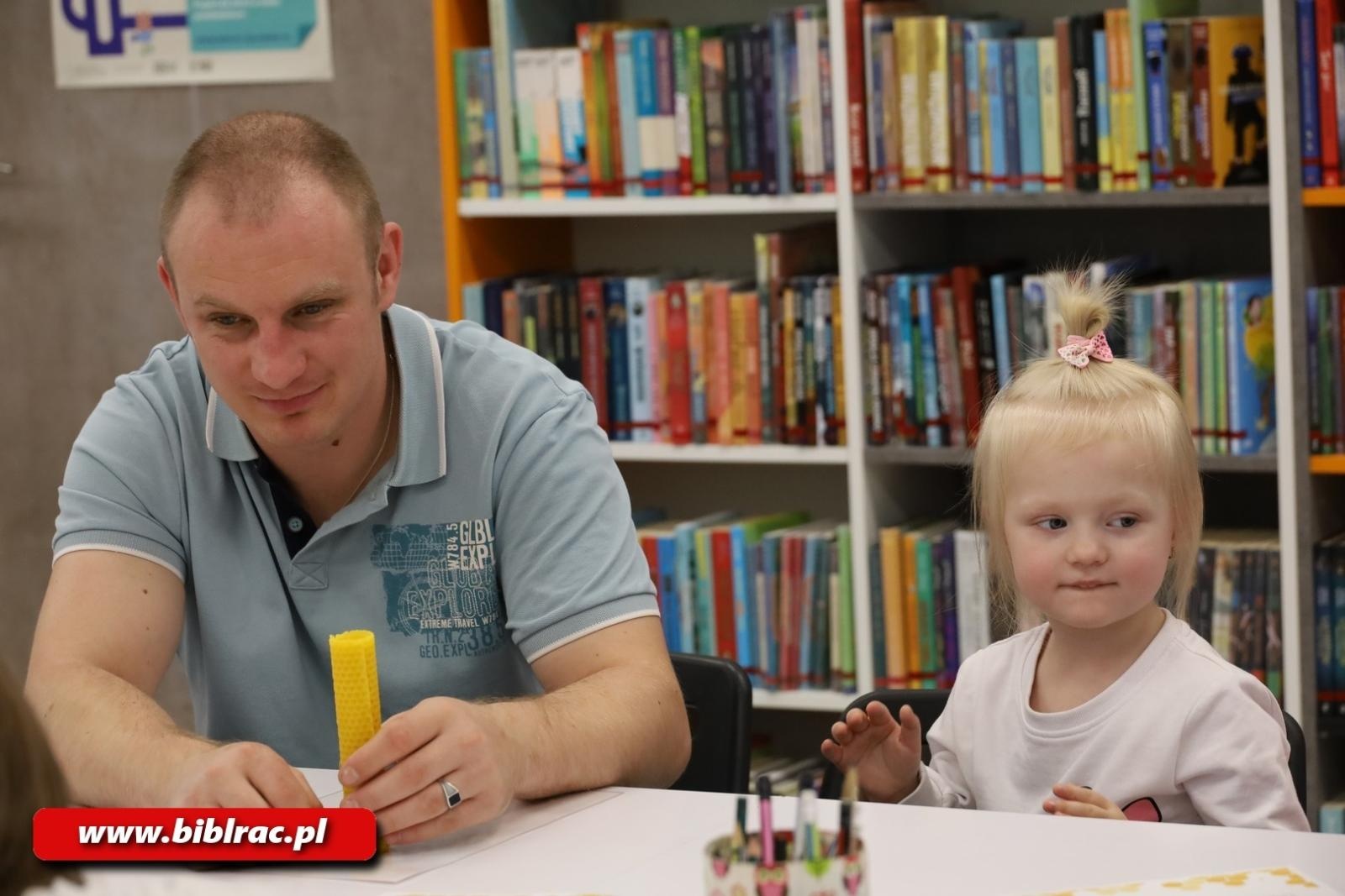 Zdjęcie w galerii na portalu naszraciborz.pl: Tajemnice pszczół odkryte w Klubie Ojca w raciborskiej bibliotece wiadomości z regionu