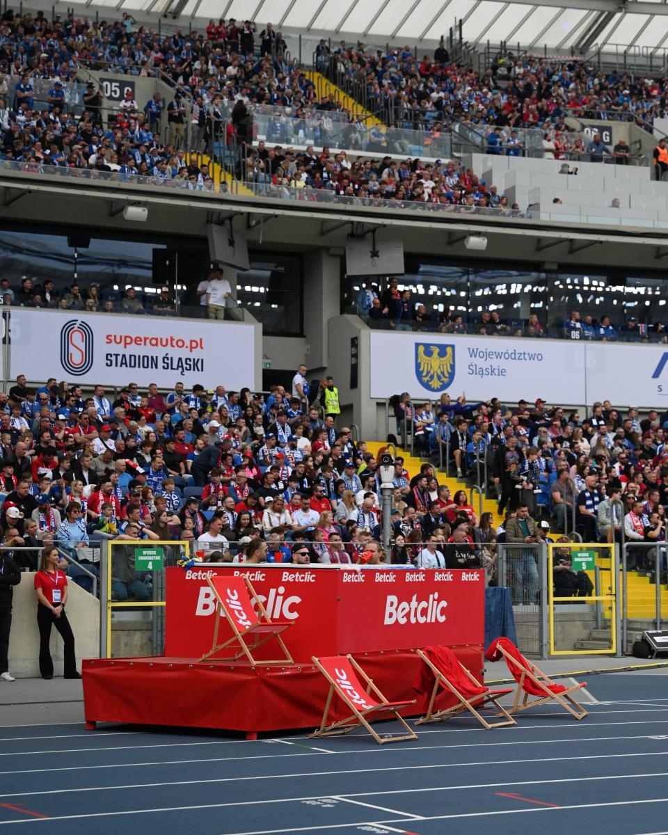 Zdjęcie w galerii na portalu naszraciborz.pl: Piłkarskie święto na Stadionie Śląskim. Rekordowa frekwencja i wielkie emocje w meczu Ruchu z Wisłą wiadomości z regionu