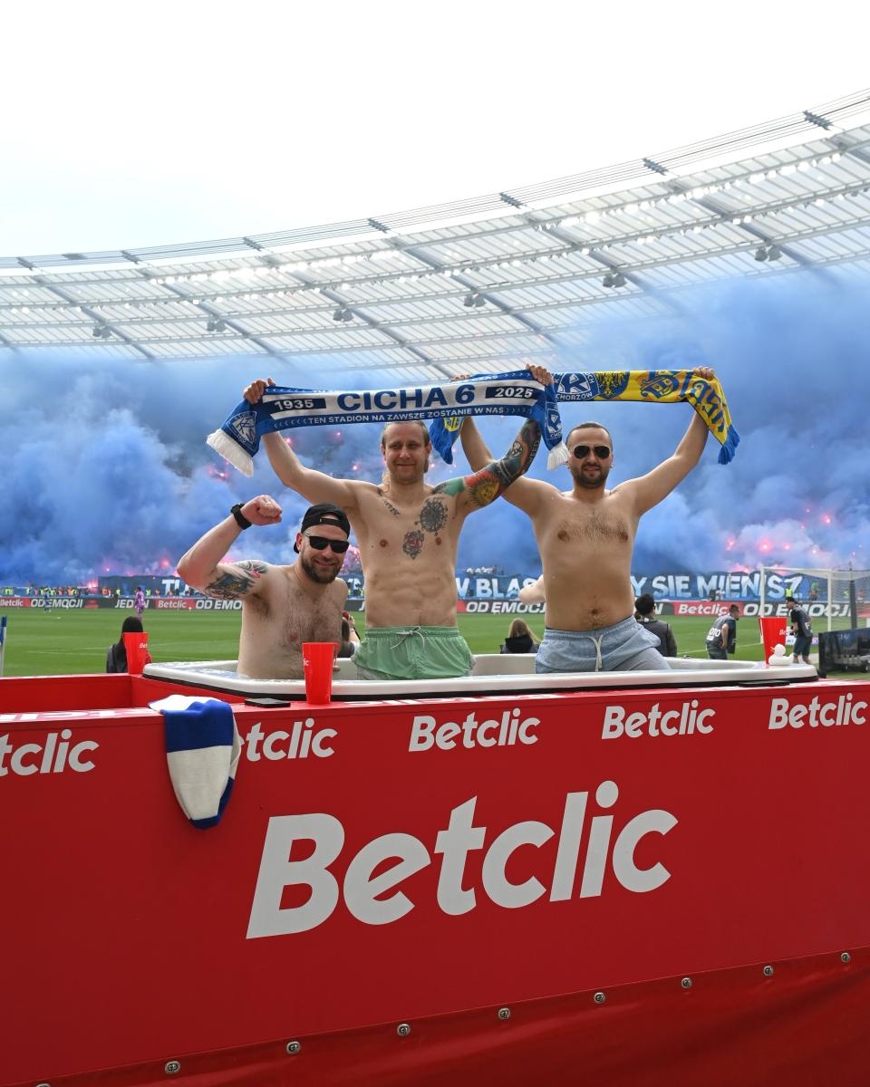 Zdjęcie w galerii na portalu naszraciborz.pl: Piłkarskie święto na Stadionie Śląskim. Rekordowa frekwencja i wielkie emocje w meczu Ruchu z Wisłą wiadomości z regionu