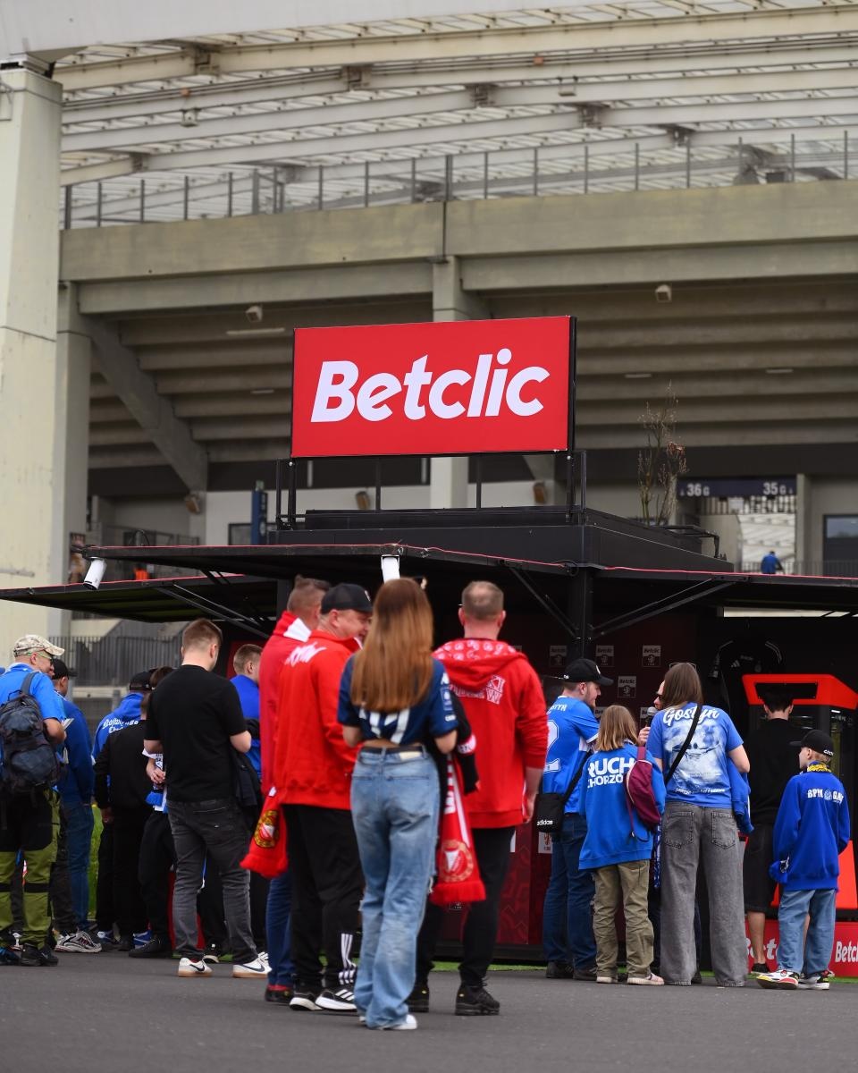 Zdjęcie w galerii na portalu naszraciborz.pl: Piłkarskie święto na Stadionie Śląskim. Rekordowa frekwencja i wielkie emocje w meczu Ruchu z Wisłą wiadomości z regionu