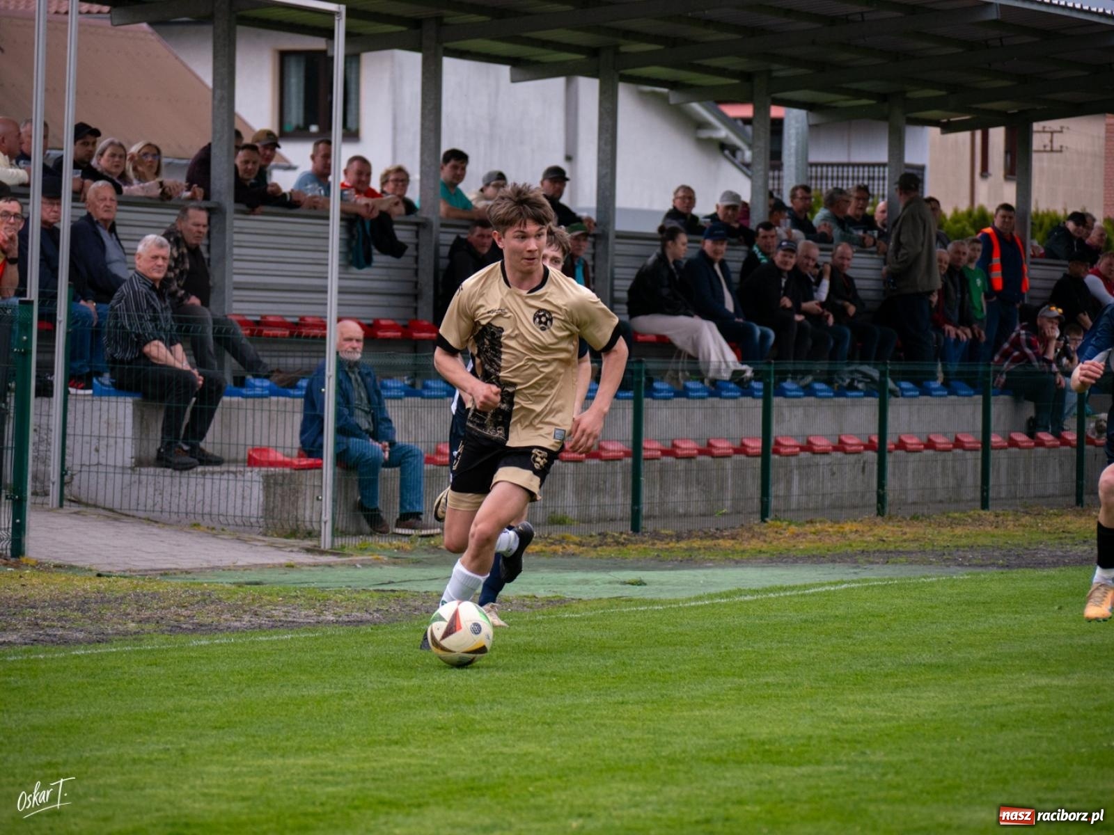 Zdjęcie w galerii na portalu naszraciborz.pl: A klasa: Cztery do zera, outsider pokonuje lidera [FOTO] wiadomości z regionu