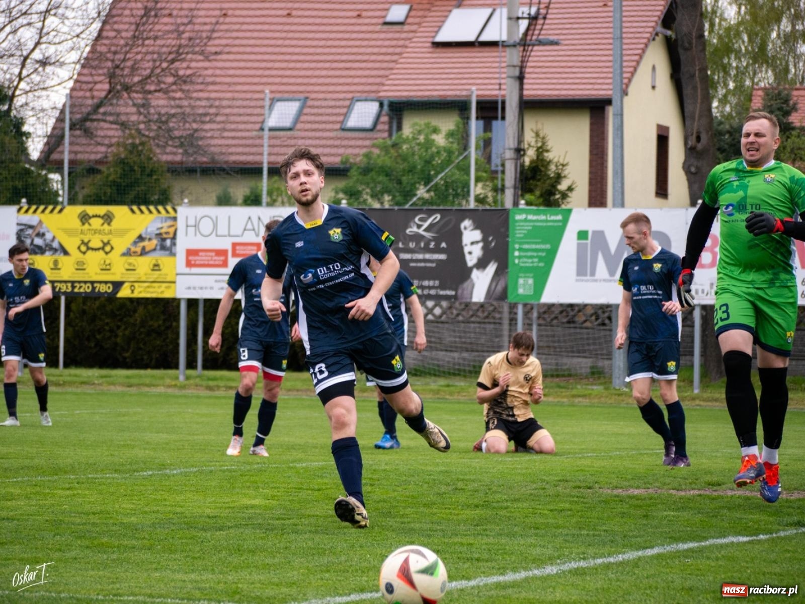 Zdjęcie w galerii na portalu naszraciborz.pl: A klasa: Cztery do zera, outsider pokonuje lidera [FOTO] wiadomości z regionu