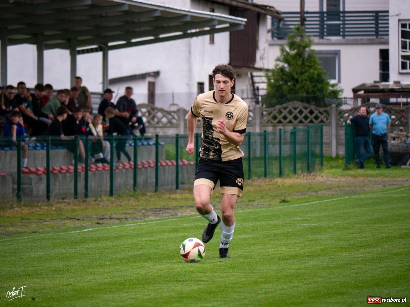 Zdjęcie w galerii na portalu naszraciborz.pl: A klasa: Cztery do zera, outsider pokonuje lidera [FOTO] wiadomości z regionu