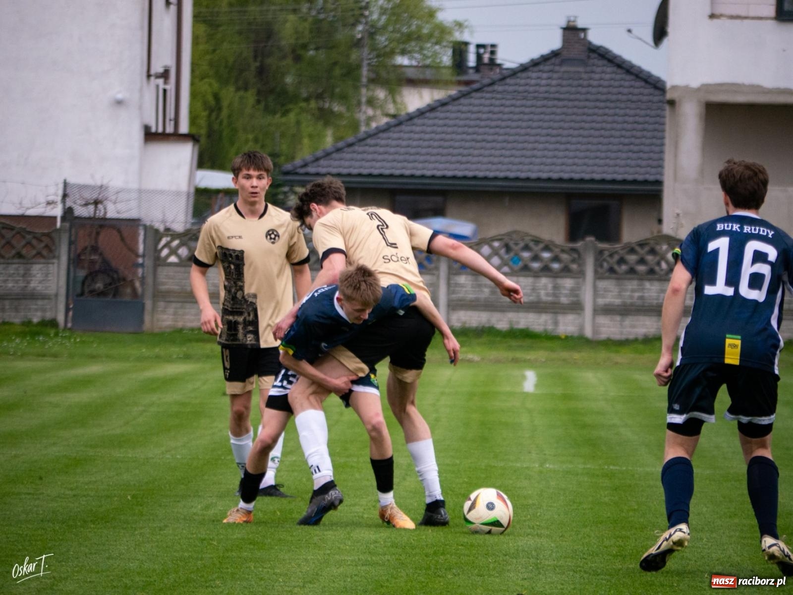 Zdjęcie w galerii na portalu naszraciborz.pl: A klasa: Cztery do zera, outsider pokonuje lidera [FOTO] wiadomości z regionu