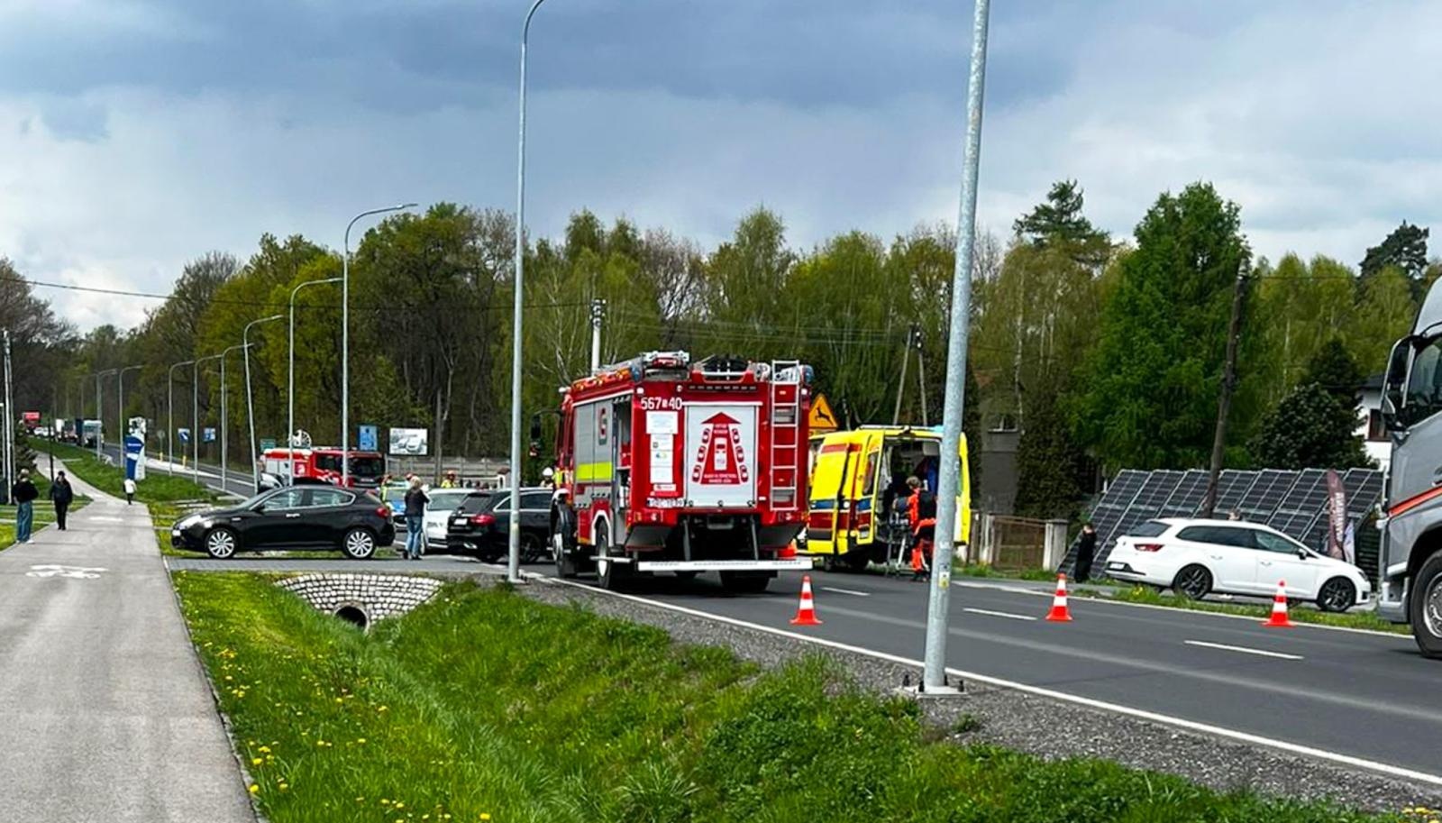 Zdjęcie w galerii na portalu naszraciborz.pl: Wypadek w Kornowacu. Droga zablokowana, ranny przetransportowany śmigłowcem LPR wiadomości z regionu