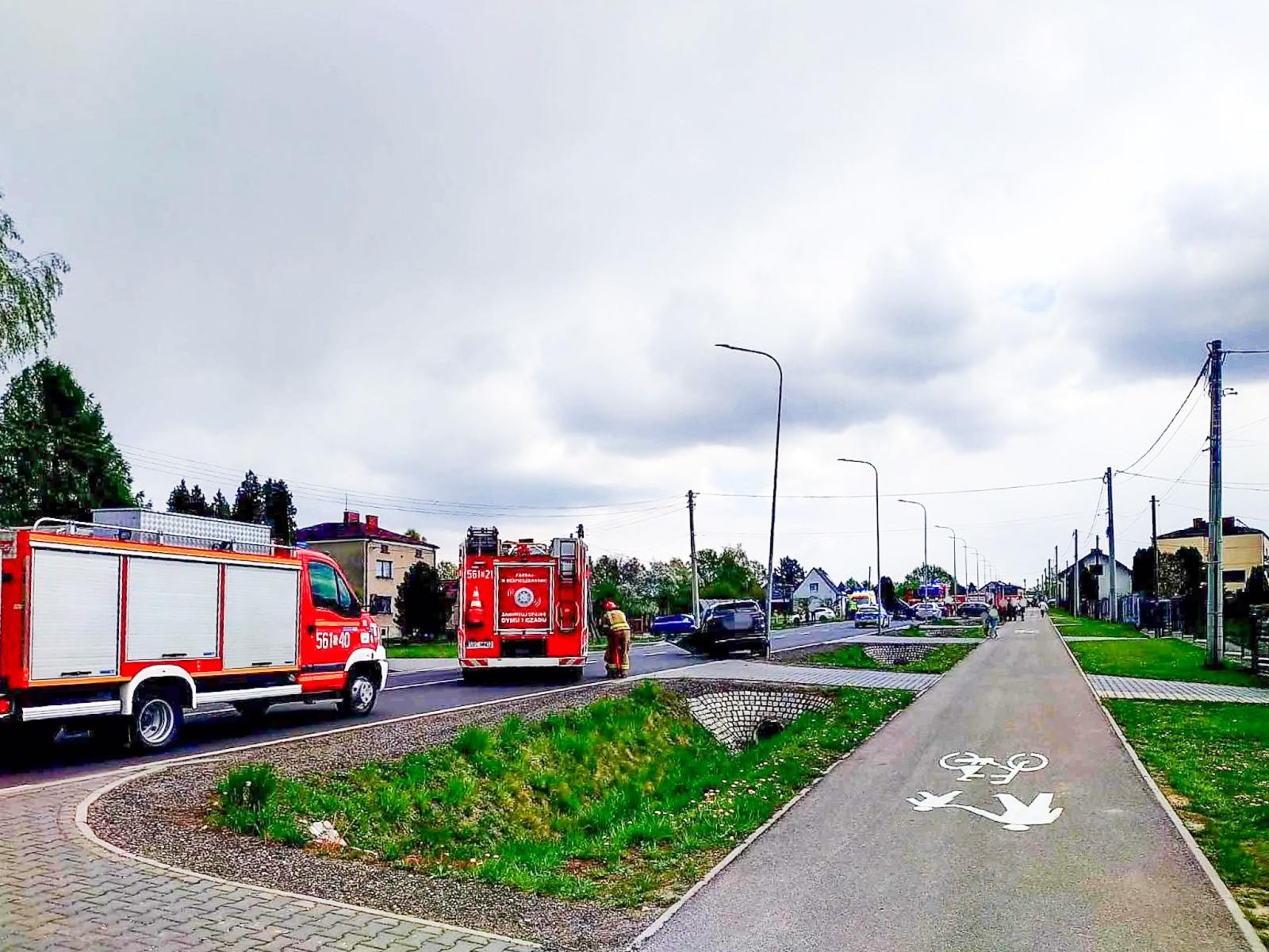 Zdjęcie w galerii na portalu naszraciborz.pl: Wypadek w Kornowacu. Droga zablokowana, ranny przetransportowany śmigłowcem LPR wiadomości z regionu