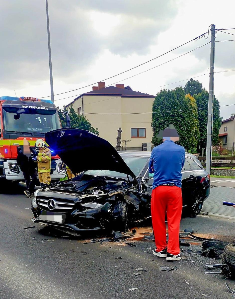 Zdjęcie w galerii na portalu naszraciborz.pl: Wypadek w Kornowacu. Droga zablokowana, ranny przetransportowany śmigłowcem LPR wiadomości z regionu