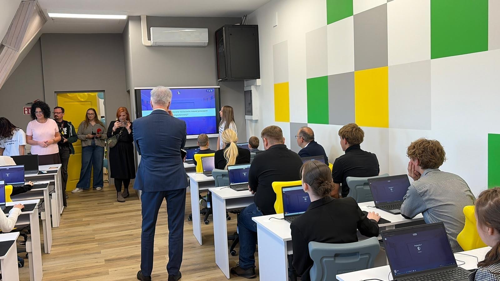 Zdjęcie w galerii na portalu naszraciborz.pl: Nowoczesna pracownia informatyczna otwarta w ZSP1 w Markowicach wiadomości z regionu