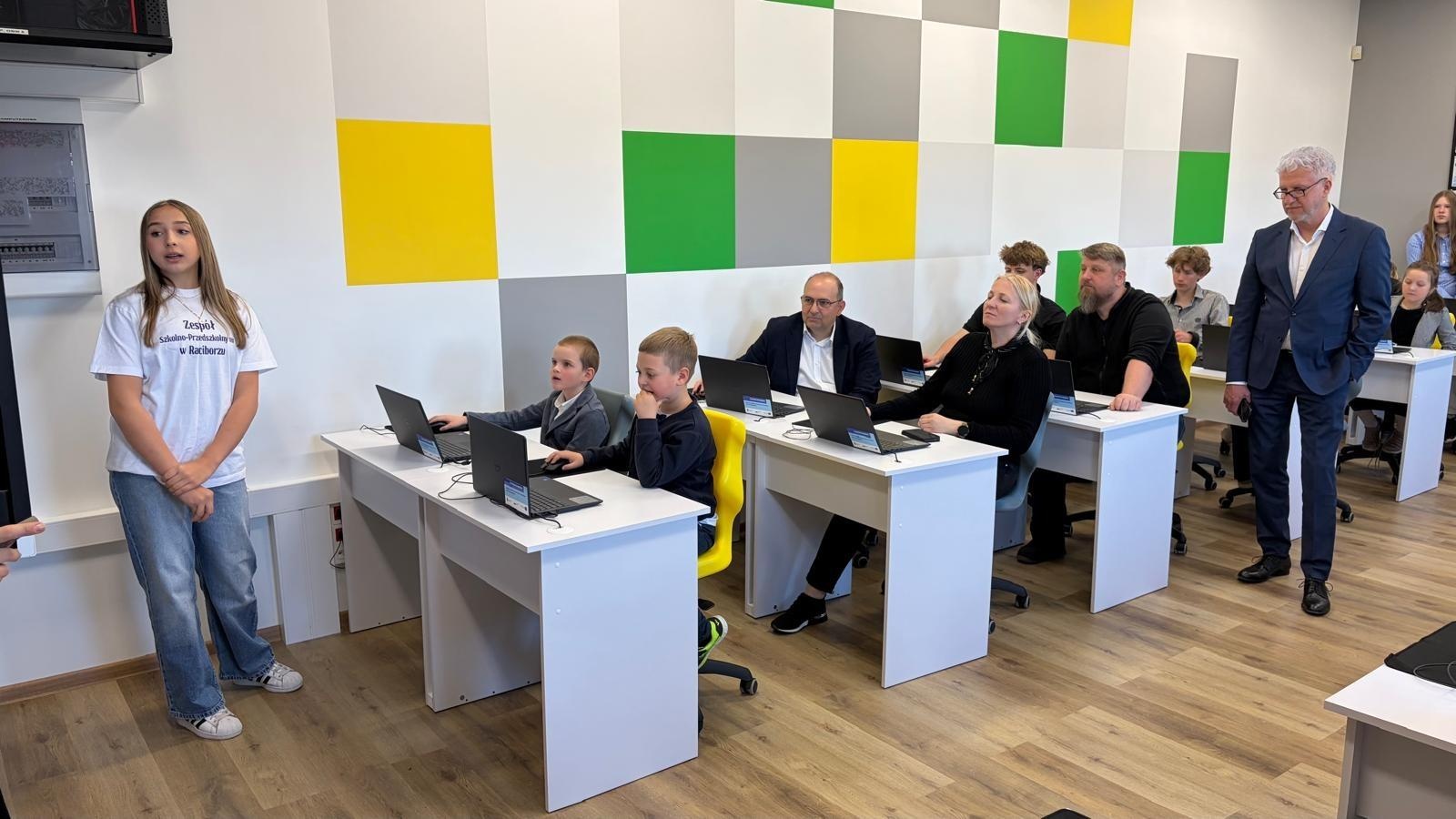 Zdjęcie w galerii na portalu naszraciborz.pl: Nowoczesna pracownia informatyczna otwarta w ZSP1 w Markowicach wiadomości z regionu