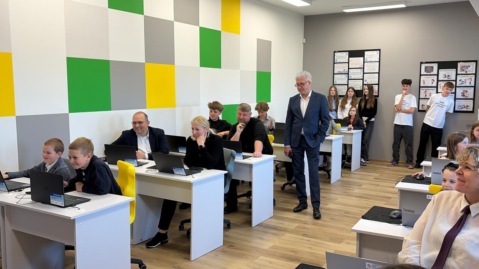 Zdjęcie w galerii na portalu naszraciborz.pl: Nowoczesna pracownia informatyczna otwarta w ZSP1 w Markowicach wiadomości z regionu