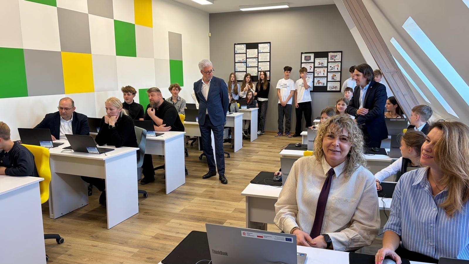 Zdjęcie w galerii na portalu naszraciborz.pl: Nowoczesna pracownia informatyczna otwarta w ZSP1 w Markowicach wiadomości z regionu