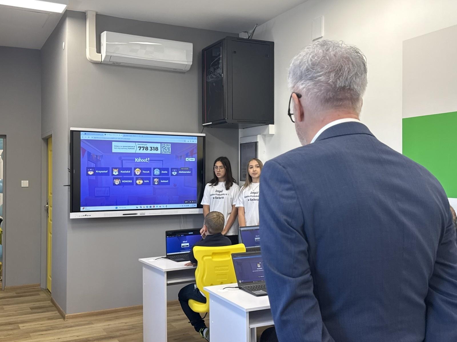 Zdjęcie w galerii na portalu naszraciborz.pl: Nowoczesna pracownia informatyczna otwarta w ZSP1 w Markowicach wiadomości z regionu