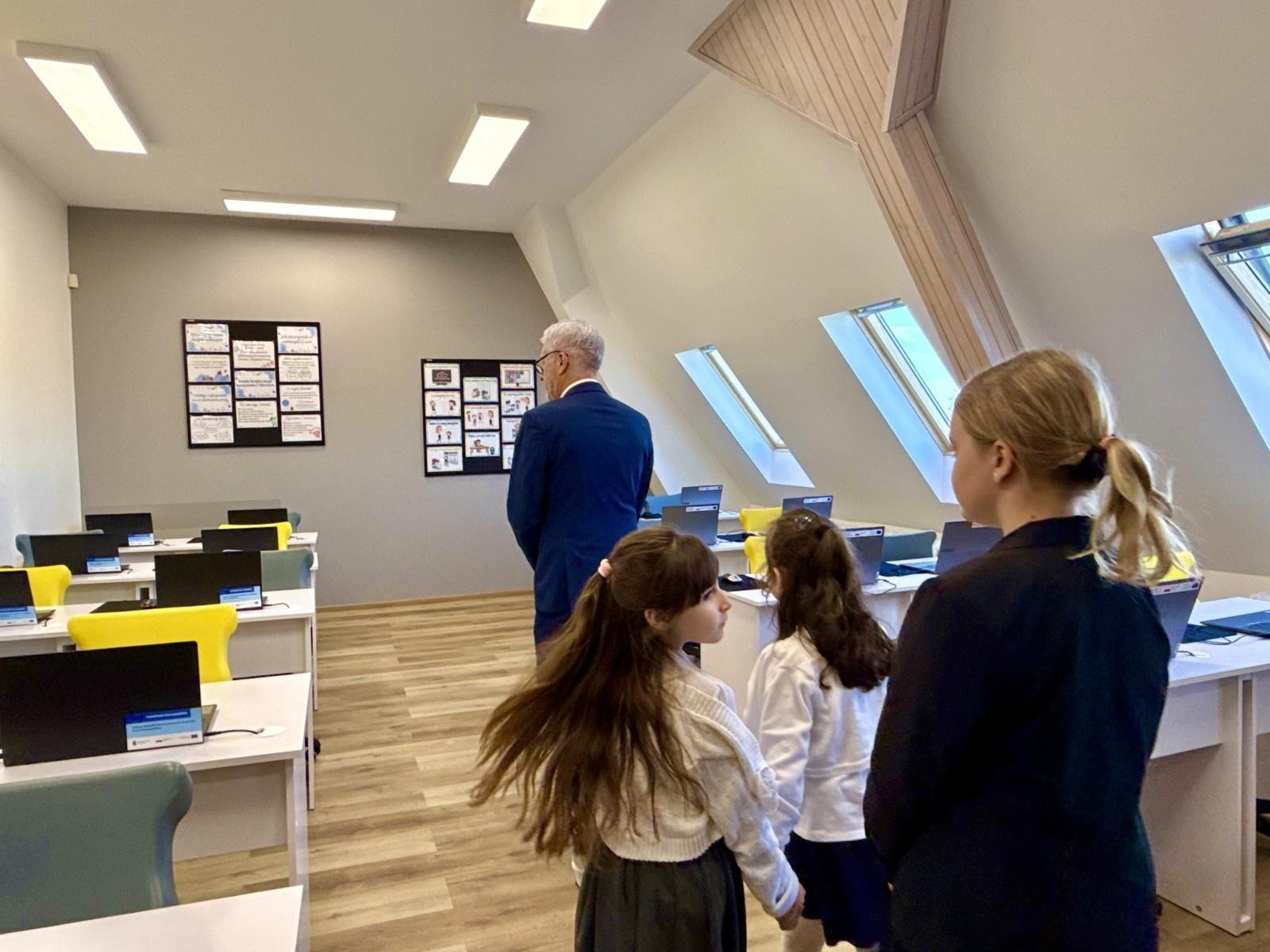 Zdjęcie w galerii na portalu naszraciborz.pl: Nowoczesna pracownia informatyczna otwarta w ZSP1 w Markowicach wiadomości z regionu