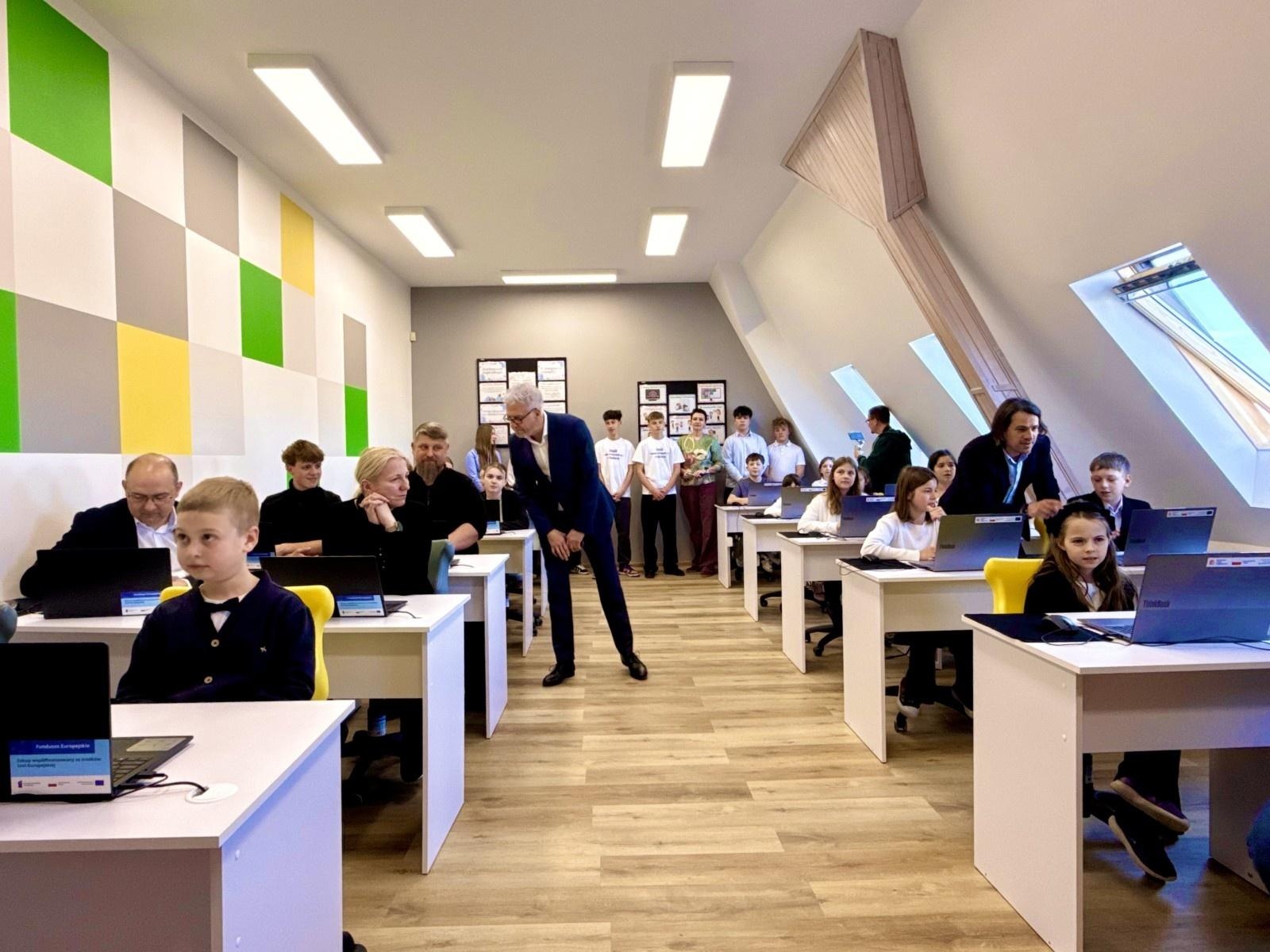 Zdjęcie w galerii na portalu naszraciborz.pl: Nowoczesna pracownia informatyczna otwarta w ZSP1 w Markowicach wiadomości z regionu