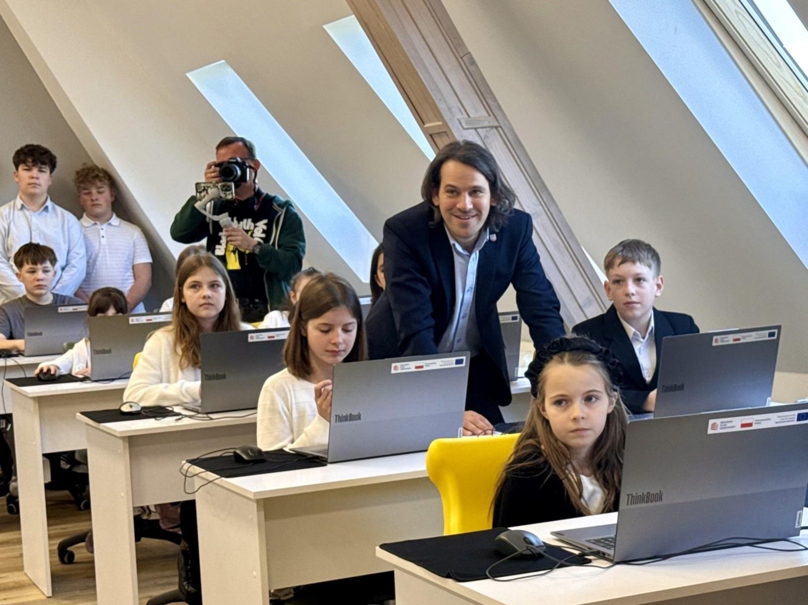 Zdjęcie w galerii na portalu naszraciborz.pl: Nowoczesna pracownia informatyczna otwarta w ZSP1 w Markowicach wiadomości z regionu