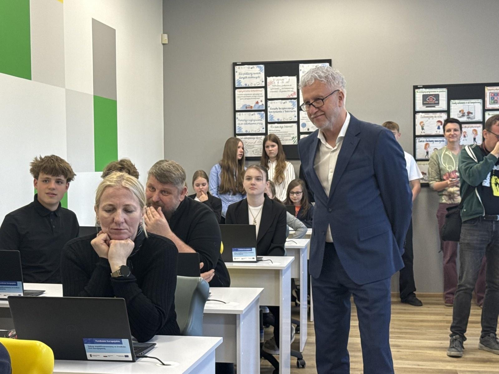 Zdjęcie w galerii na portalu naszraciborz.pl: Nowoczesna pracownia informatyczna otwarta w ZSP1 w Markowicach wiadomości z regionu