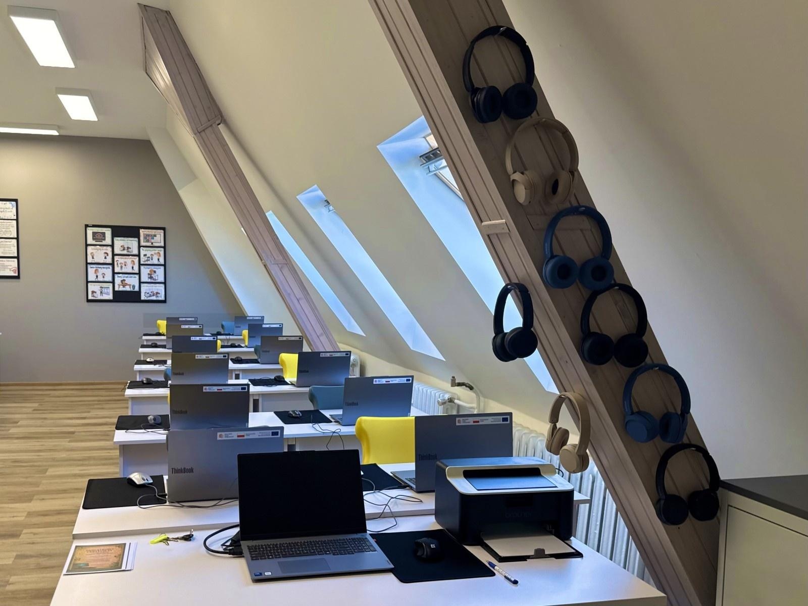 Zdjęcie w galerii na portalu naszraciborz.pl: Nowoczesna pracownia informatyczna otwarta w ZSP1 w Markowicach wiadomości z regionu