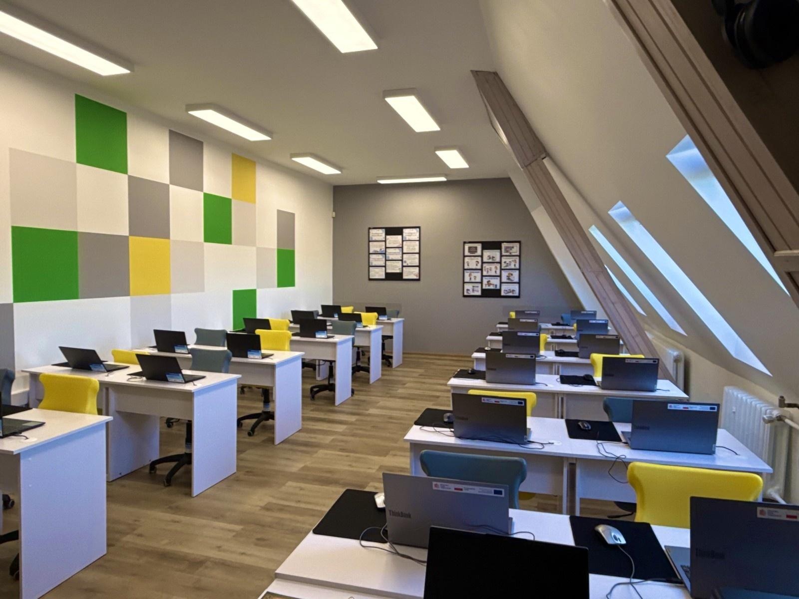 Zdjęcie w galerii na portalu naszraciborz.pl: Nowoczesna pracownia informatyczna otwarta w ZSP1 w Markowicach wiadomości z regionu