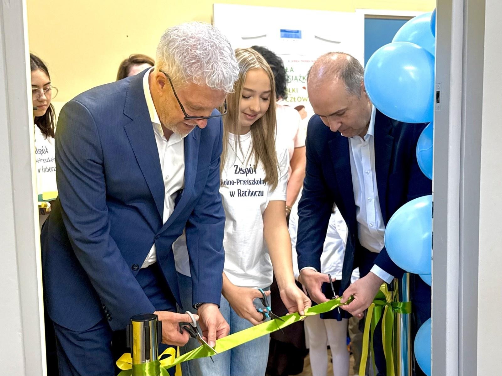 Zdjęcie w galerii na portalu naszraciborz.pl: Nowoczesna pracownia informatyczna otwarta w ZSP1 w Markowicach wiadomości z regionu