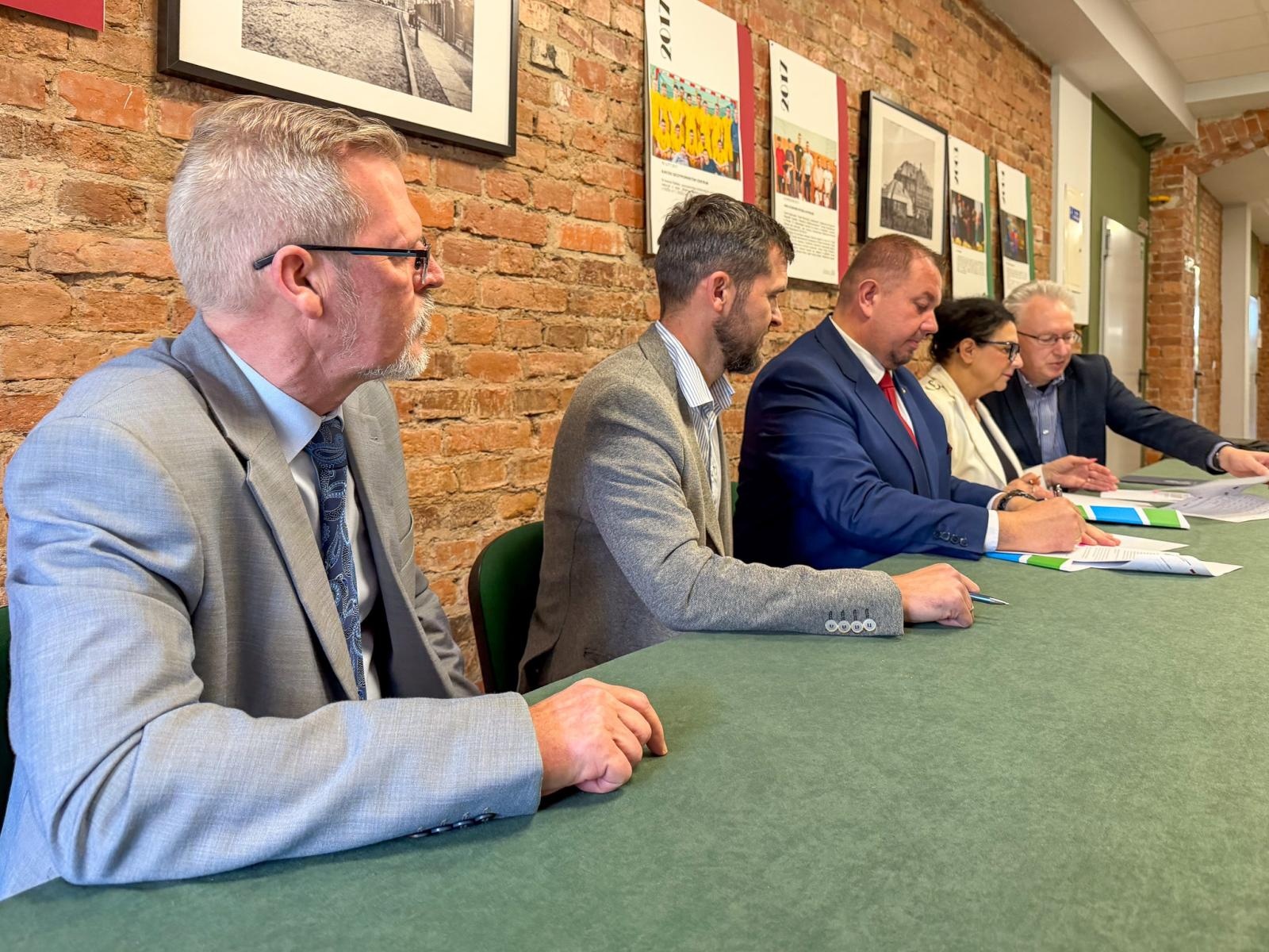 Zdjęcie w galerii na portalu naszraciborz.pl: Termomodernizacja CKZiU nr 1 w Raciborzu. Podpisano umowę z wykonawcą inwestycji wiadomości z regionu