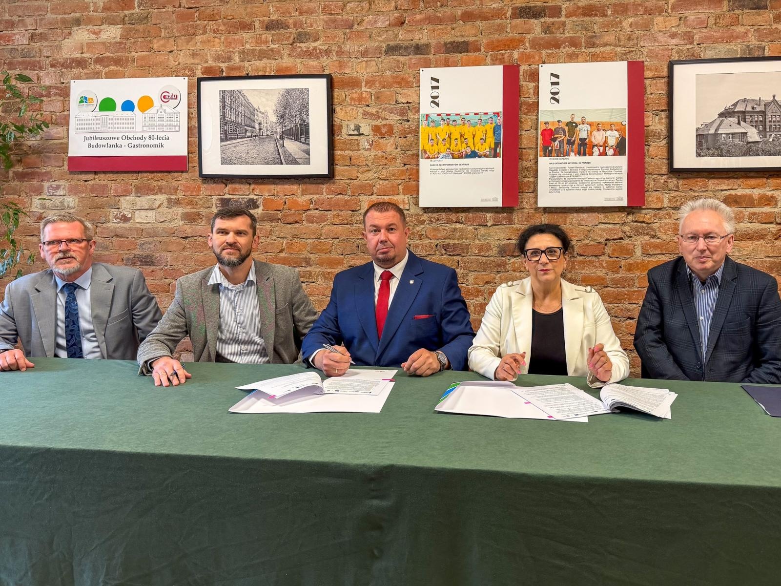 Zdjęcie w galerii na portalu naszraciborz.pl: Termomodernizacja CKZiU nr 1 w Raciborzu. Podpisano umowę z wykonawcą inwestycji wiadomości z regionu