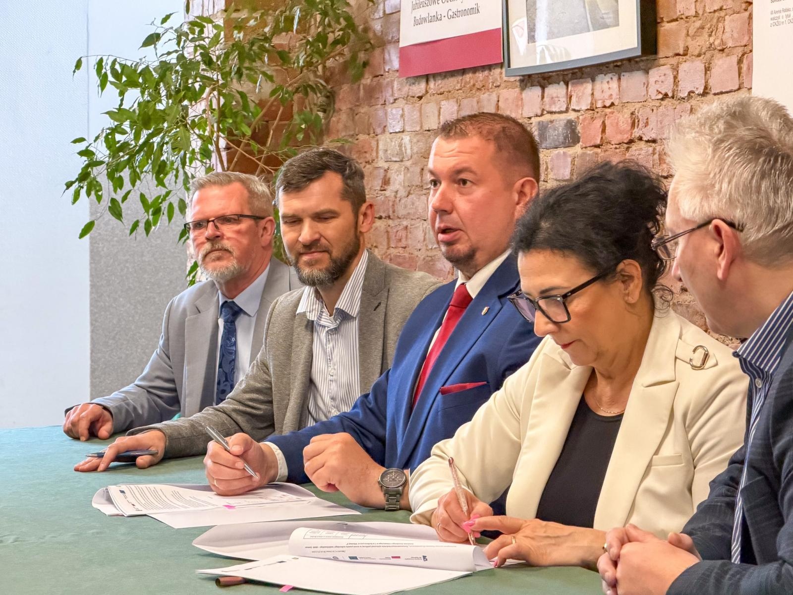 Zdjęcie w galerii na portalu naszraciborz.pl: Termomodernizacja CKZiU nr 1 w Raciborzu. Podpisano umowę z wykonawcą inwestycji wiadomości z regionu