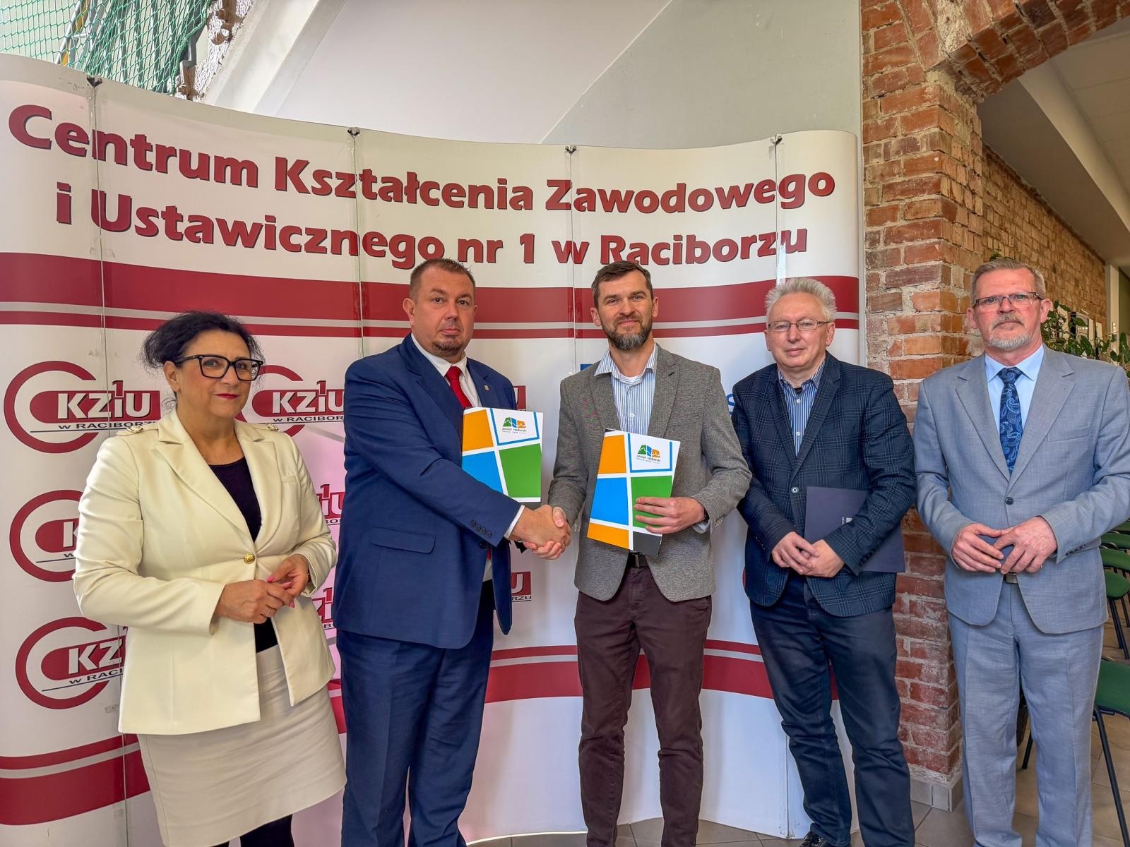 Zdjęcie w galerii na portalu naszraciborz.pl: Termomodernizacja CKZiU nr 1 w Raciborzu. Podpisano umowę z wykonawcą inwestycji wiadomości z regionu