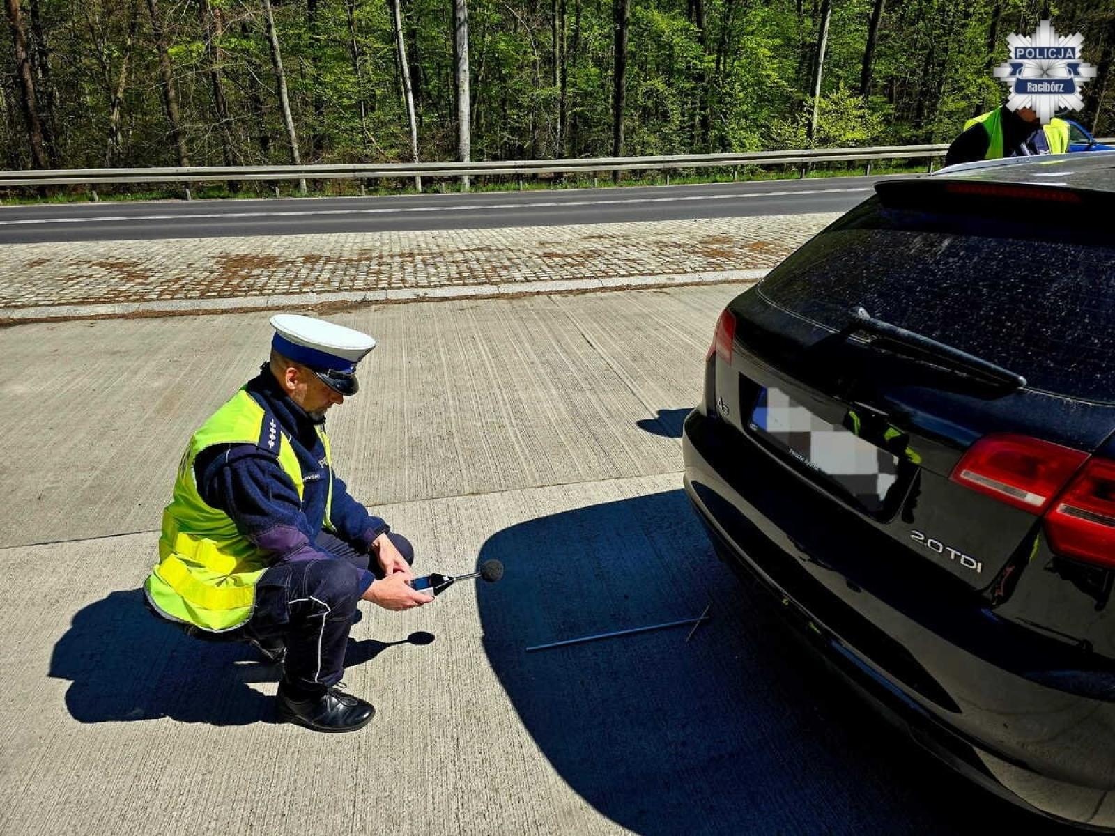 Zdjęcie w galerii na portalu naszraciborz.pl: Policja sprawdza hałas pojazdów w Raciborzu. Nowy sprzęt w użyciu wiadomości z regionu