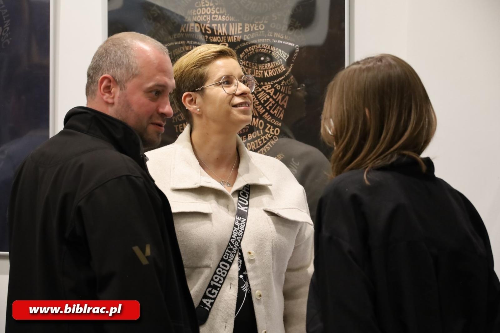 Zdjęcie w galerii na portalu naszraciborz.pl: Dopuszczone do druku / Wywołane do tablicy. Nowa wystawa w raciborskiej bibliotece wiadomości z regionu