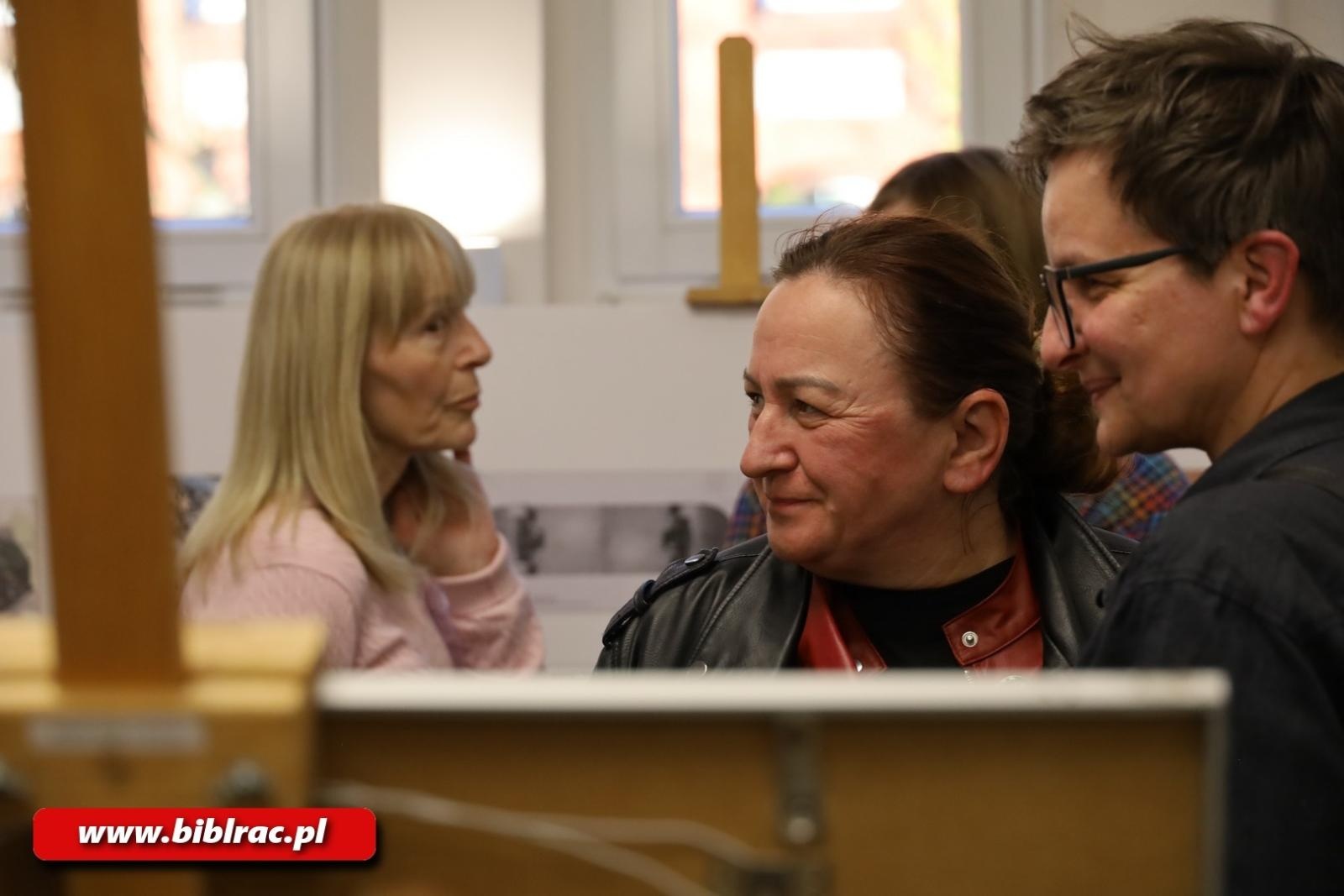 Zdjęcie w galerii na portalu naszraciborz.pl: Dopuszczone do druku / Wywołane do tablicy. Nowa wystawa w raciborskiej bibliotece wiadomości z regionu
