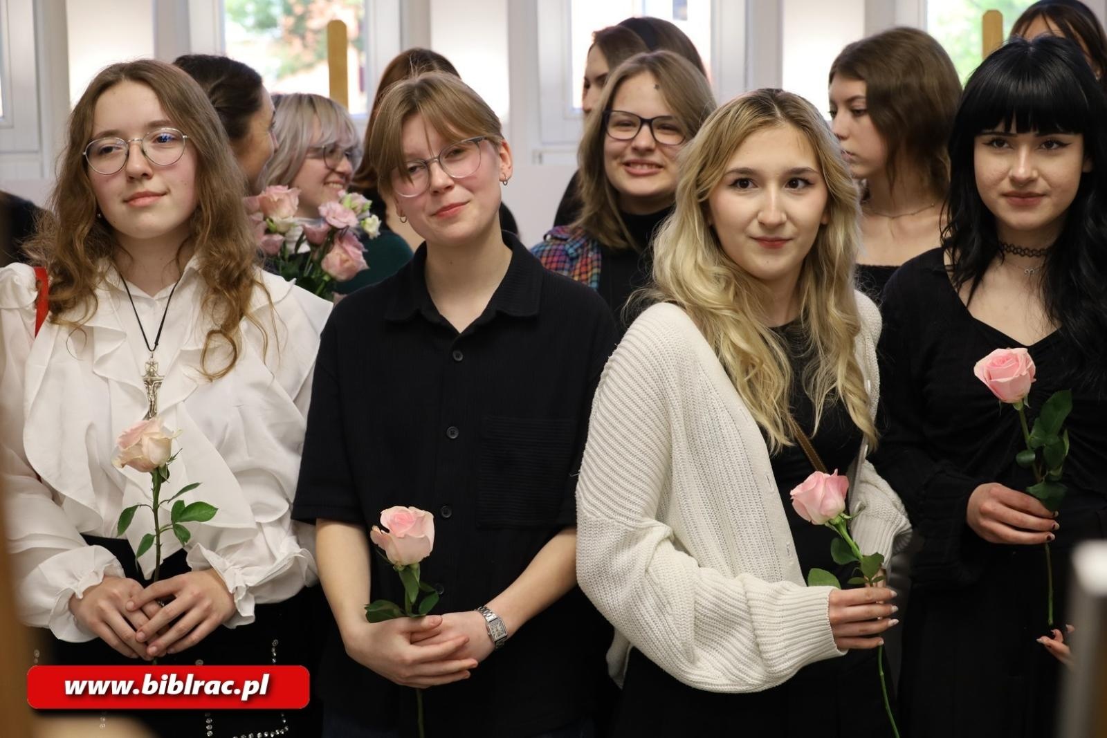 Zdjęcie w galerii na portalu naszraciborz.pl: Dopuszczone do druku / Wywołane do tablicy. Nowa wystawa w raciborskiej bibliotece wiadomości z regionu