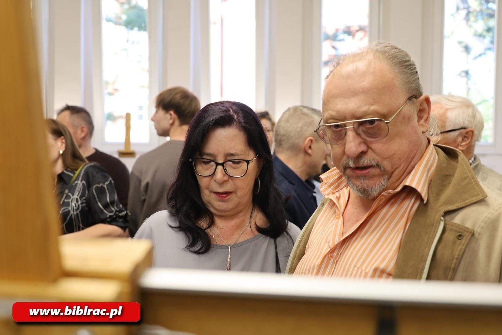 Zdjęcie w galerii na portalu naszraciborz.pl: Dopuszczone do druku / Wywołane do tablicy. Nowa wystawa w raciborskiej bibliotece wiadomości z regionu