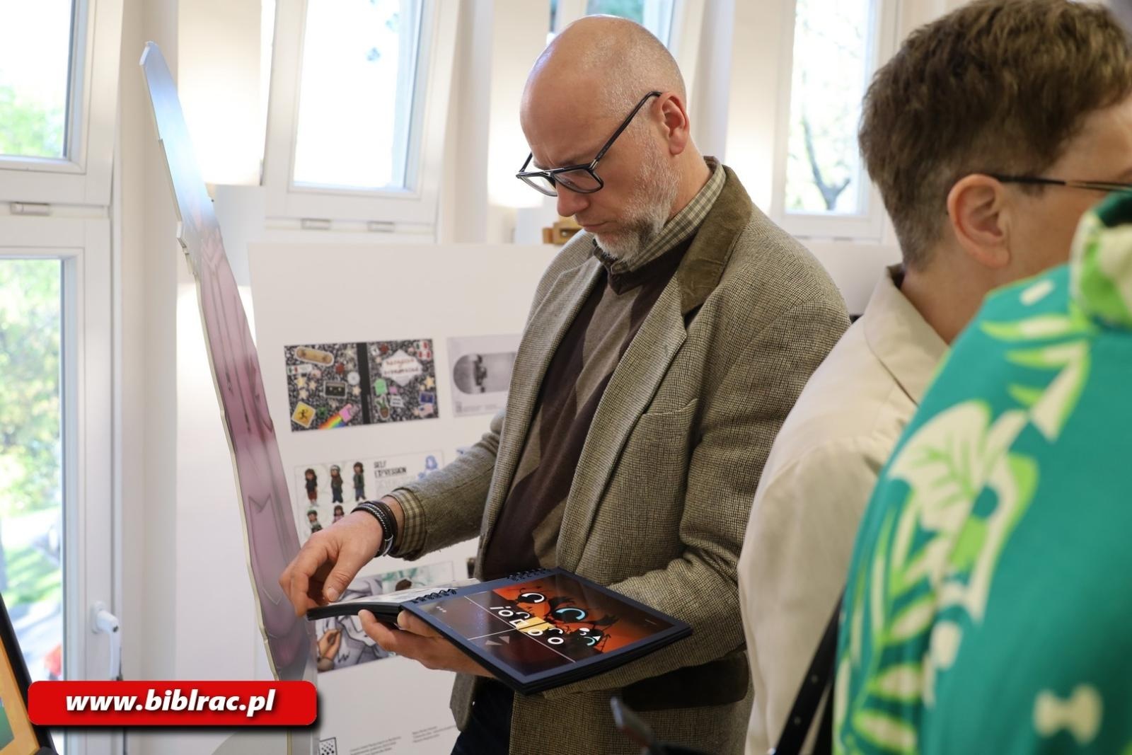 Zdjęcie w galerii na portalu naszraciborz.pl: Dopuszczone do druku / Wywołane do tablicy. Nowa wystawa w raciborskiej bibliotece wiadomości z regionu