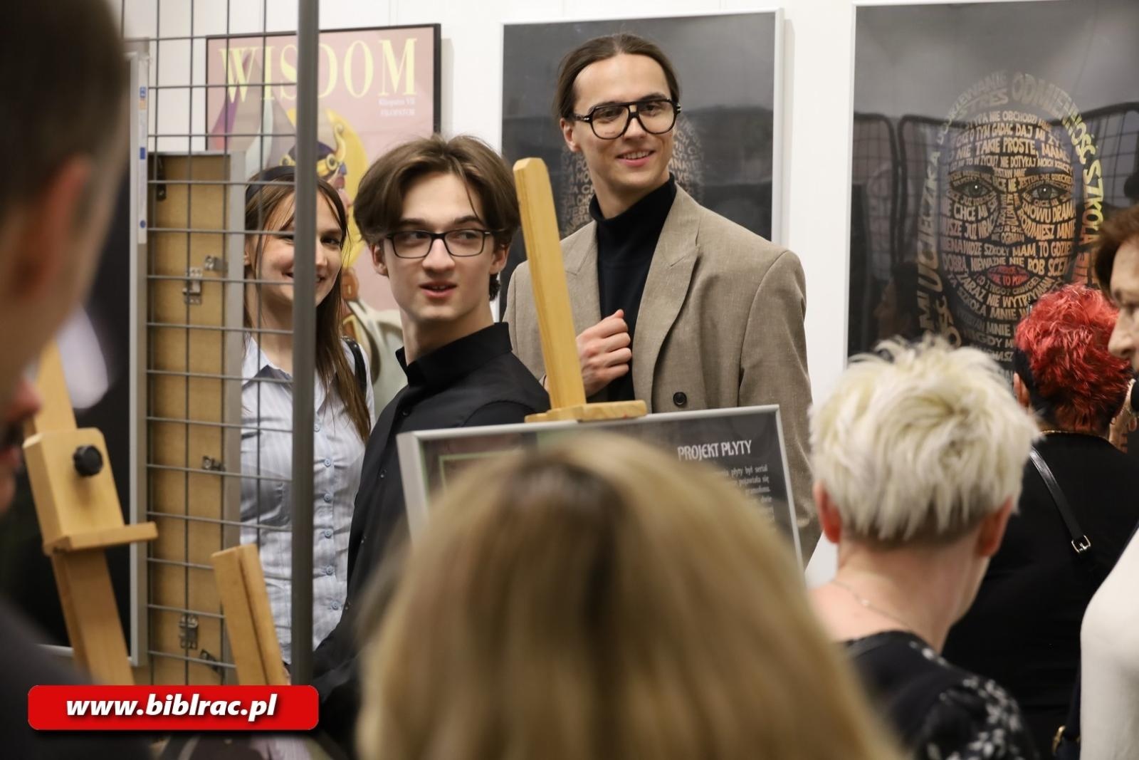 Zdjęcie w galerii na portalu naszraciborz.pl: Dopuszczone do druku / Wywołane do tablicy. Nowa wystawa w raciborskiej bibliotece wiadomości z regionu