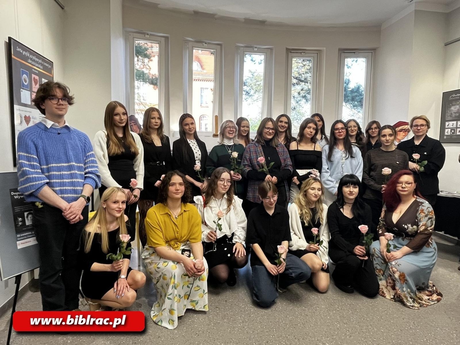 Zdjęcie w galerii na portalu naszraciborz.pl: Dopuszczone do druku / Wywołane do tablicy. Nowa wystawa w raciborskiej bibliotece wiadomości z regionu