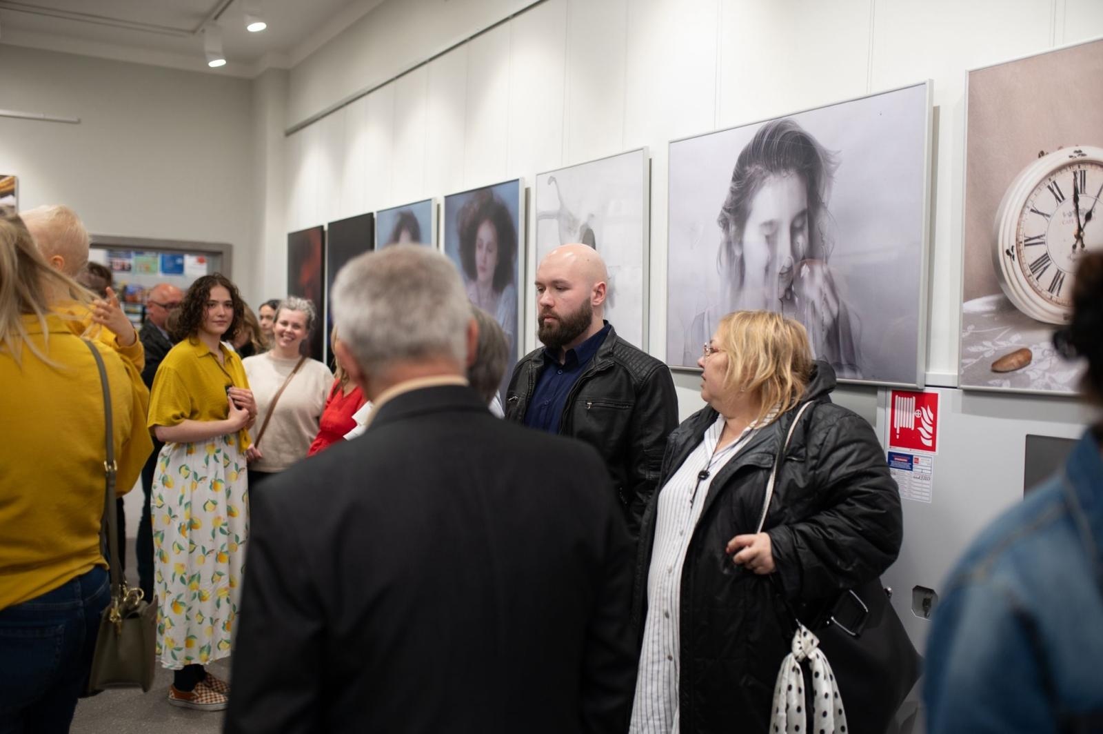 Zdjęcie w galerii na portalu naszraciborz.pl: Dopuszczone do druku / Wywołane do tablicy. Nowa wystawa w raciborskiej bibliotece wiadomości z regionu