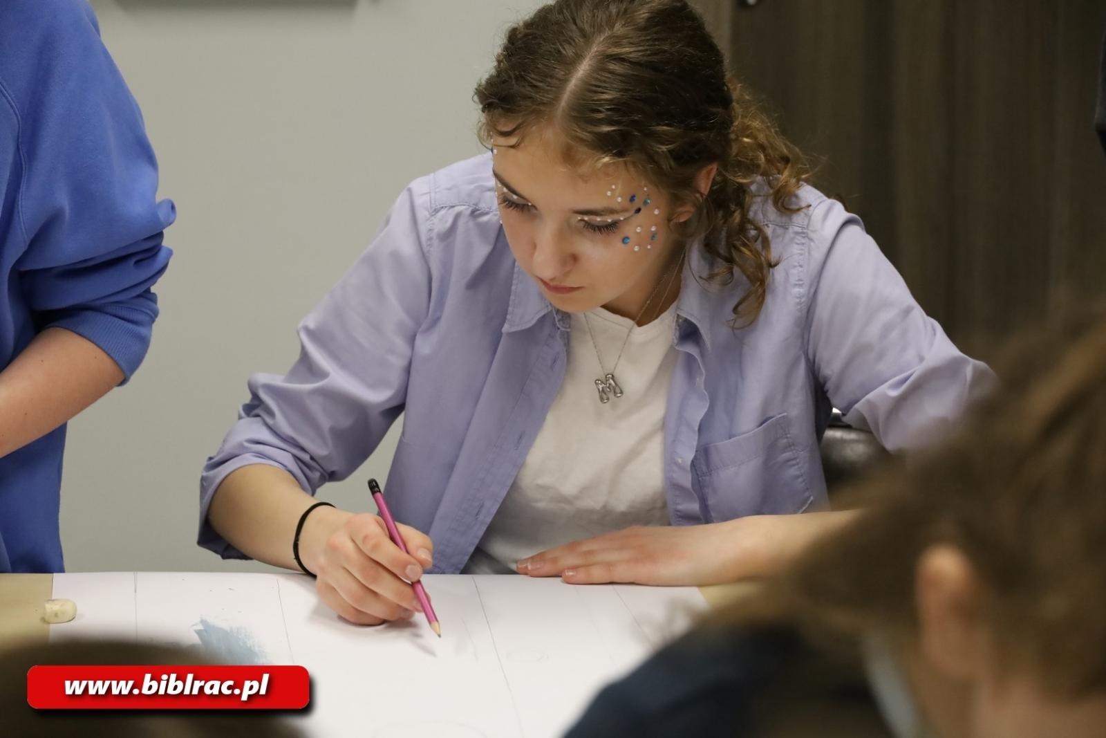 Zdjęcie w galerii na portalu naszraciborz.pl: Rekordowa liczba uczestników w turnieju z okazji Światowego Dnia Książki w bibliotece wiadomości z regionu