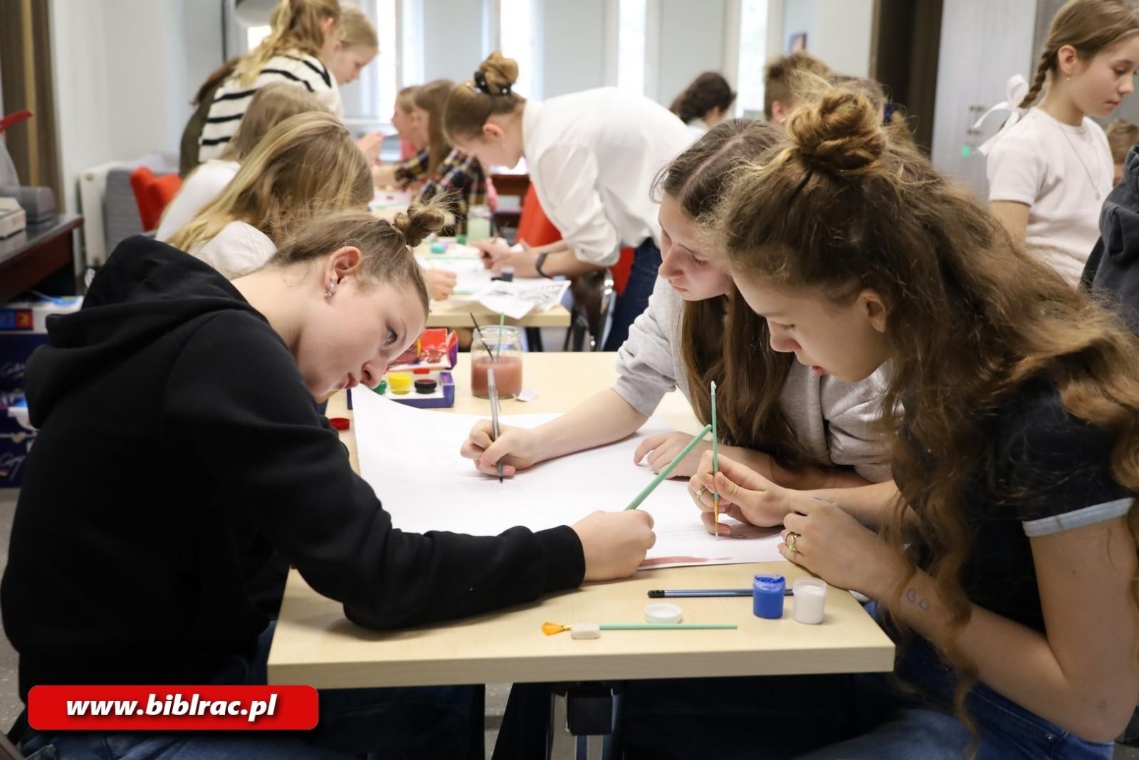 Zdjęcie w galerii na portalu naszraciborz.pl: Rekordowa liczba uczestników w turnieju z okazji Światowego Dnia Książki w bibliotece wiadomości z regionu