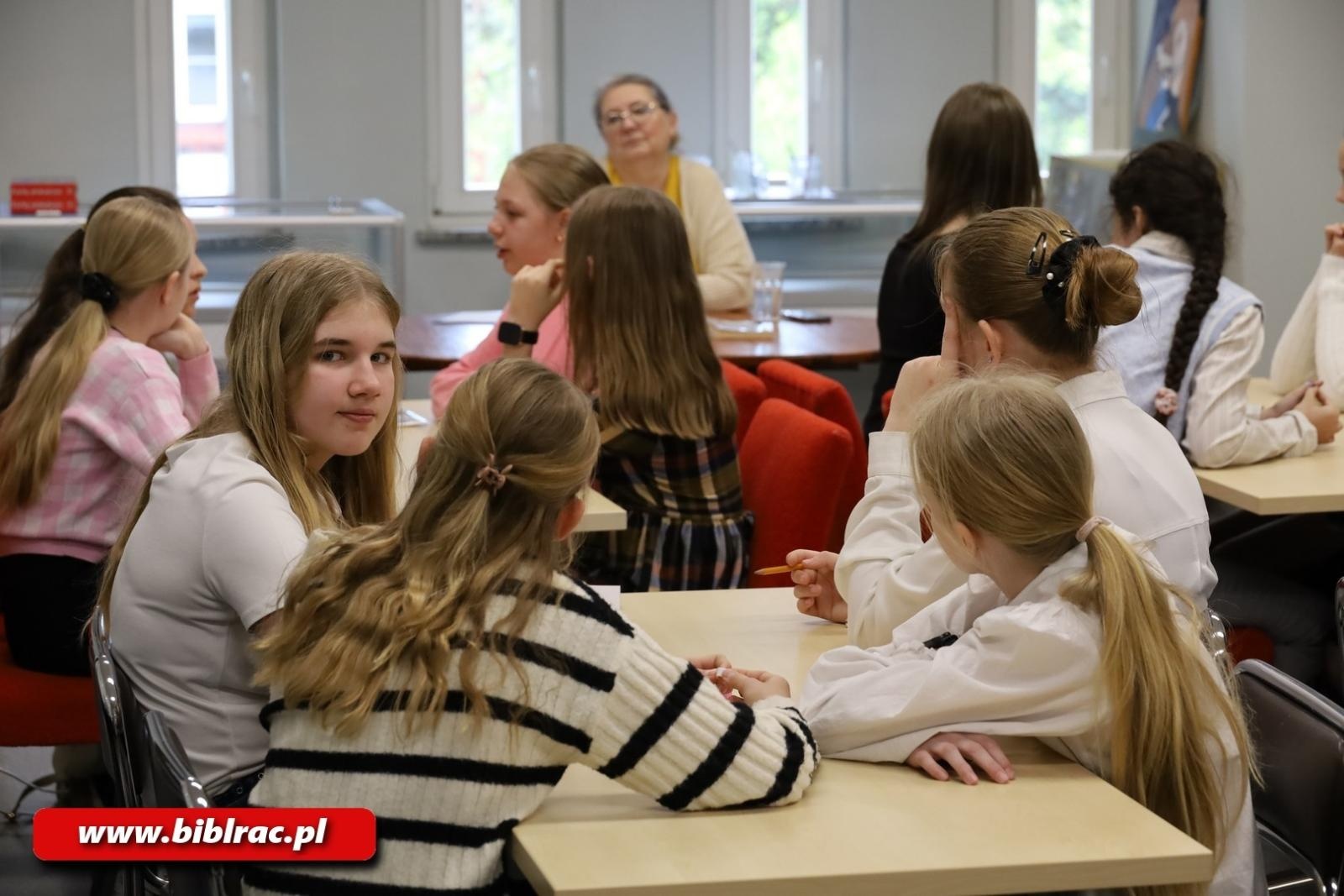 Zdjęcie w galerii na portalu naszraciborz.pl: Rekordowa liczba uczestników w turnieju z okazji Światowego Dnia Książki w bibliotece wiadomości z regionu