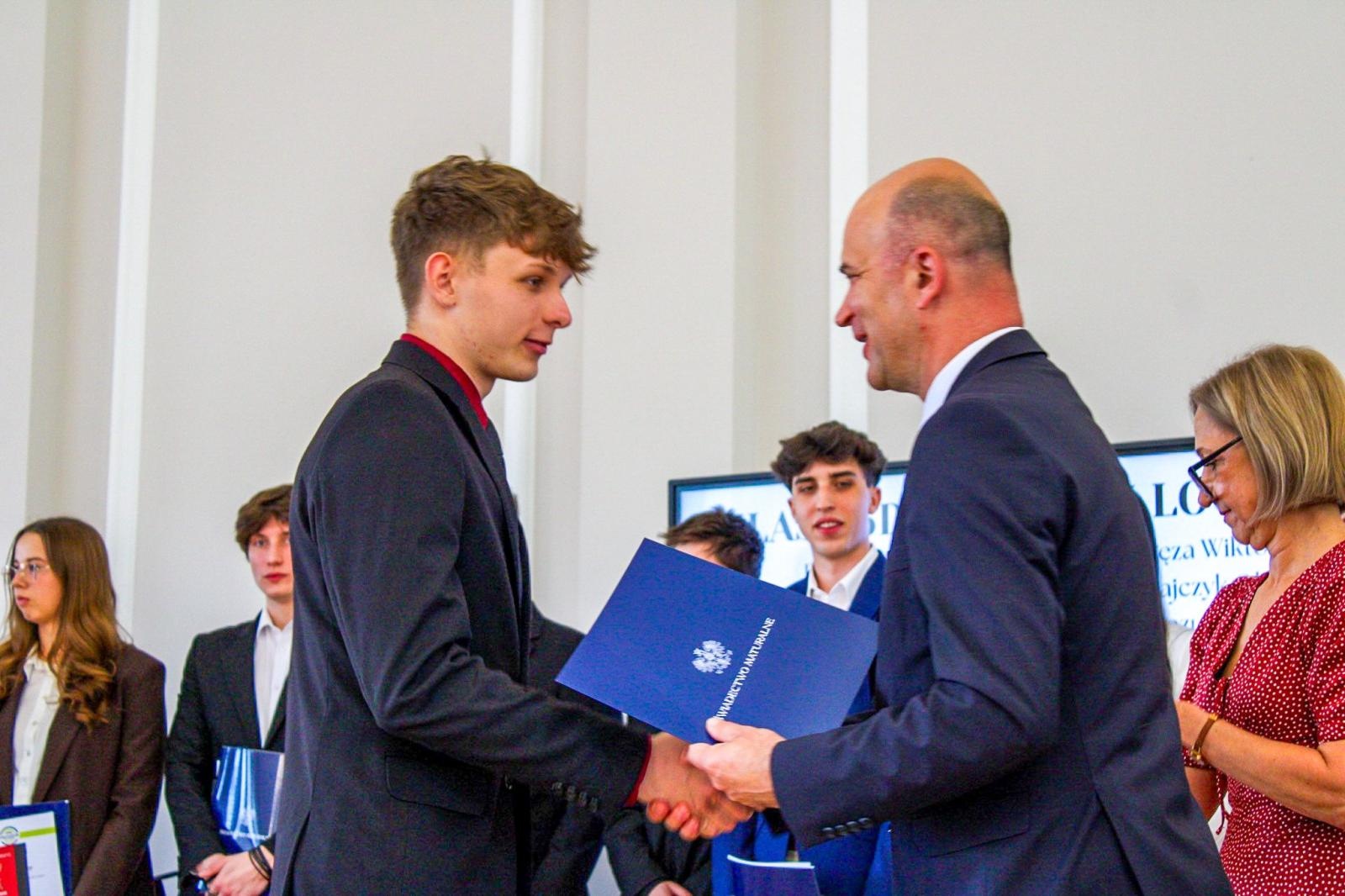 Zdjęcie w galerii na portalu naszraciborz.pl: Pożegnanie absolwentów Ekonomika. 4 maja ruszają matury wiadomości z regionu