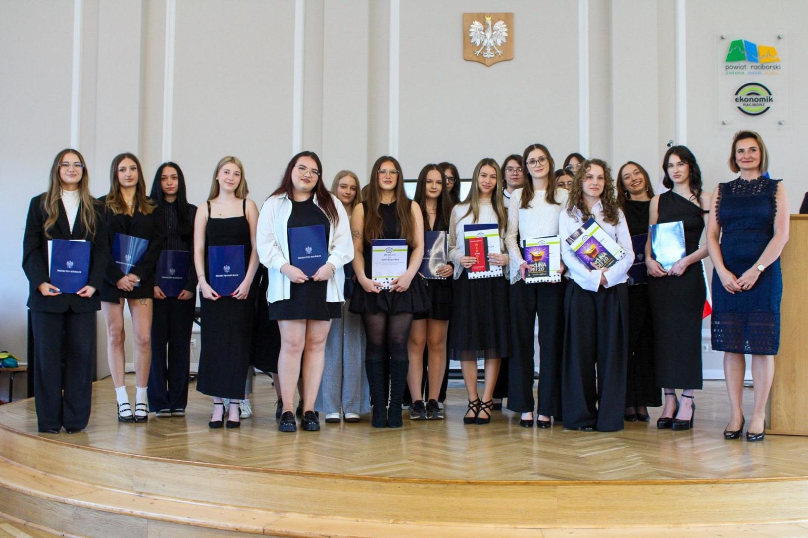 Zdjęcie w galerii na portalu naszraciborz.pl: Pożegnanie absolwentów Ekonomika. 4 maja ruszają matury wiadomości z regionu