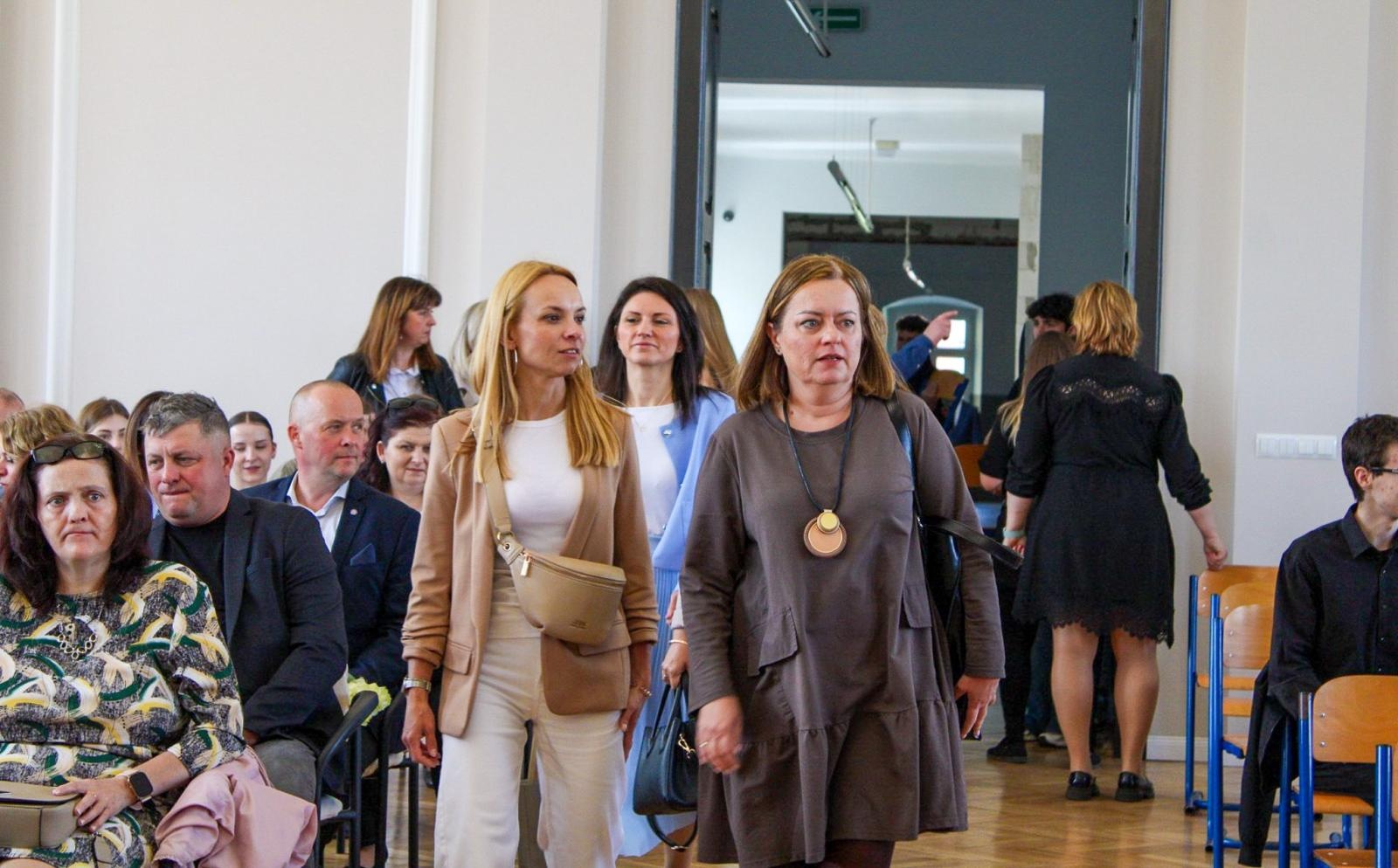 Zdjęcie w galerii na portalu naszraciborz.pl: Pożegnanie absolwentów Ekonomika. 4 maja ruszają matury wiadomości z regionu