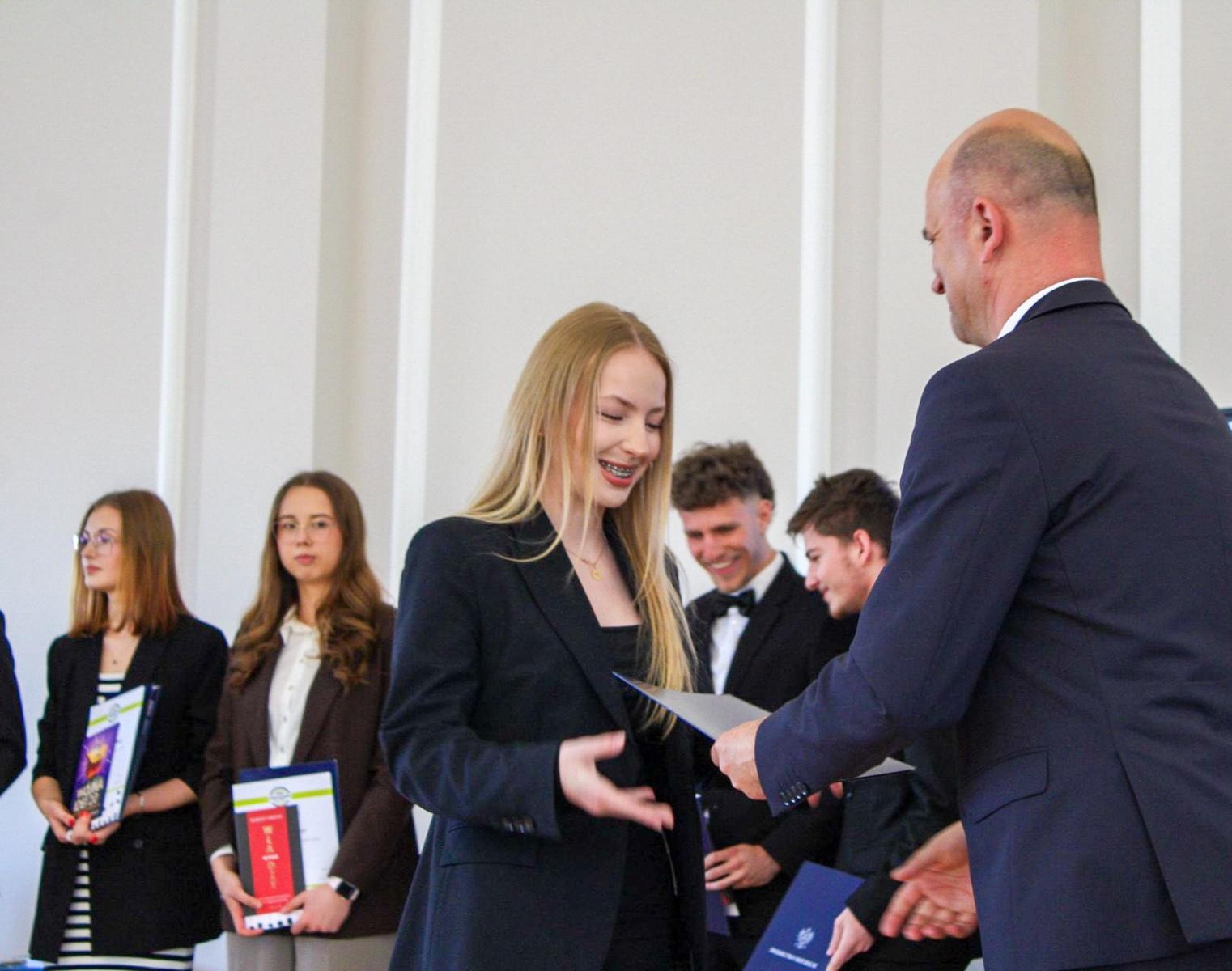 Zdjęcie w galerii na portalu naszraciborz.pl: Pożegnanie absolwentów Ekonomika. 4 maja ruszają matury wiadomości z regionu