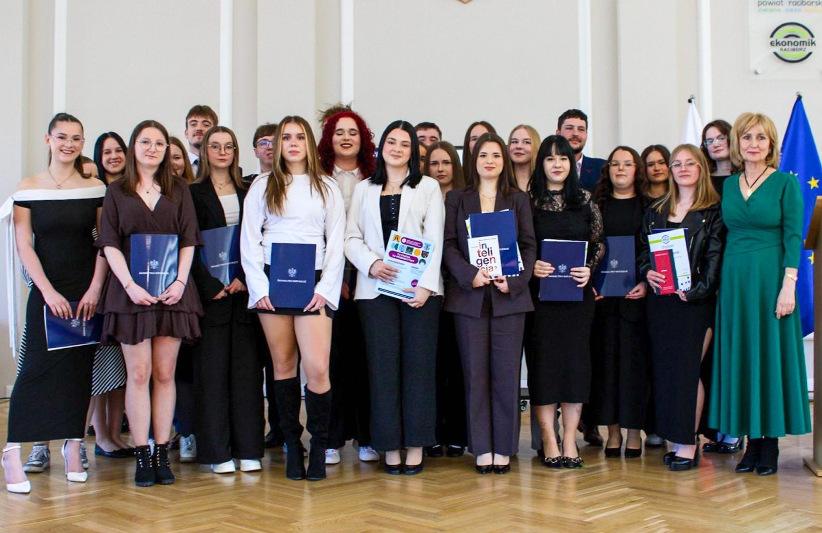 Zdjęcie w galerii na portalu naszraciborz.pl: Pożegnanie absolwentów Ekonomika. 4 maja ruszają matury wiadomości z regionu