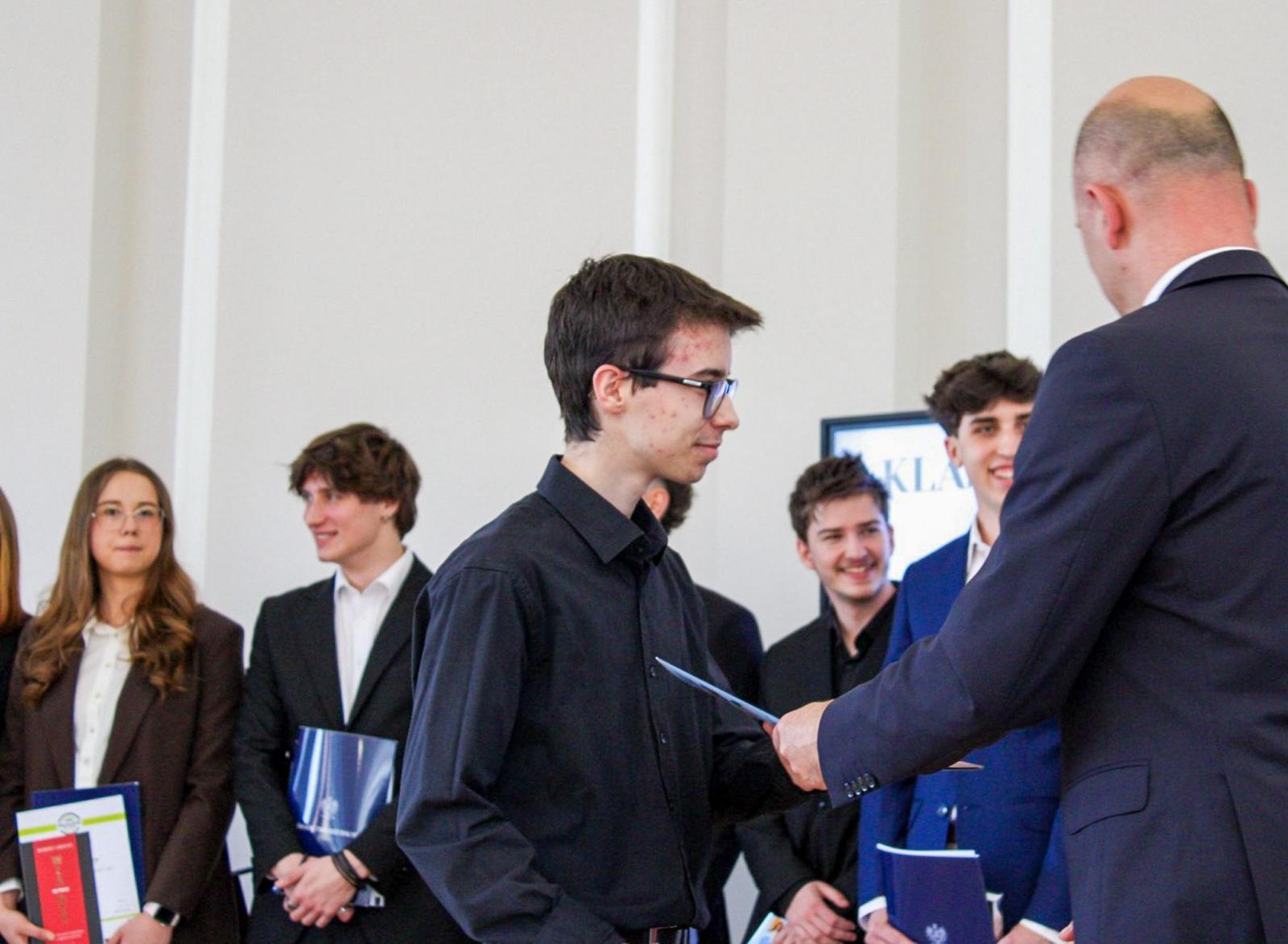 Zdjęcie w galerii na portalu naszraciborz.pl: Pożegnanie absolwentów Ekonomika. 4 maja ruszają matury wiadomości z regionu