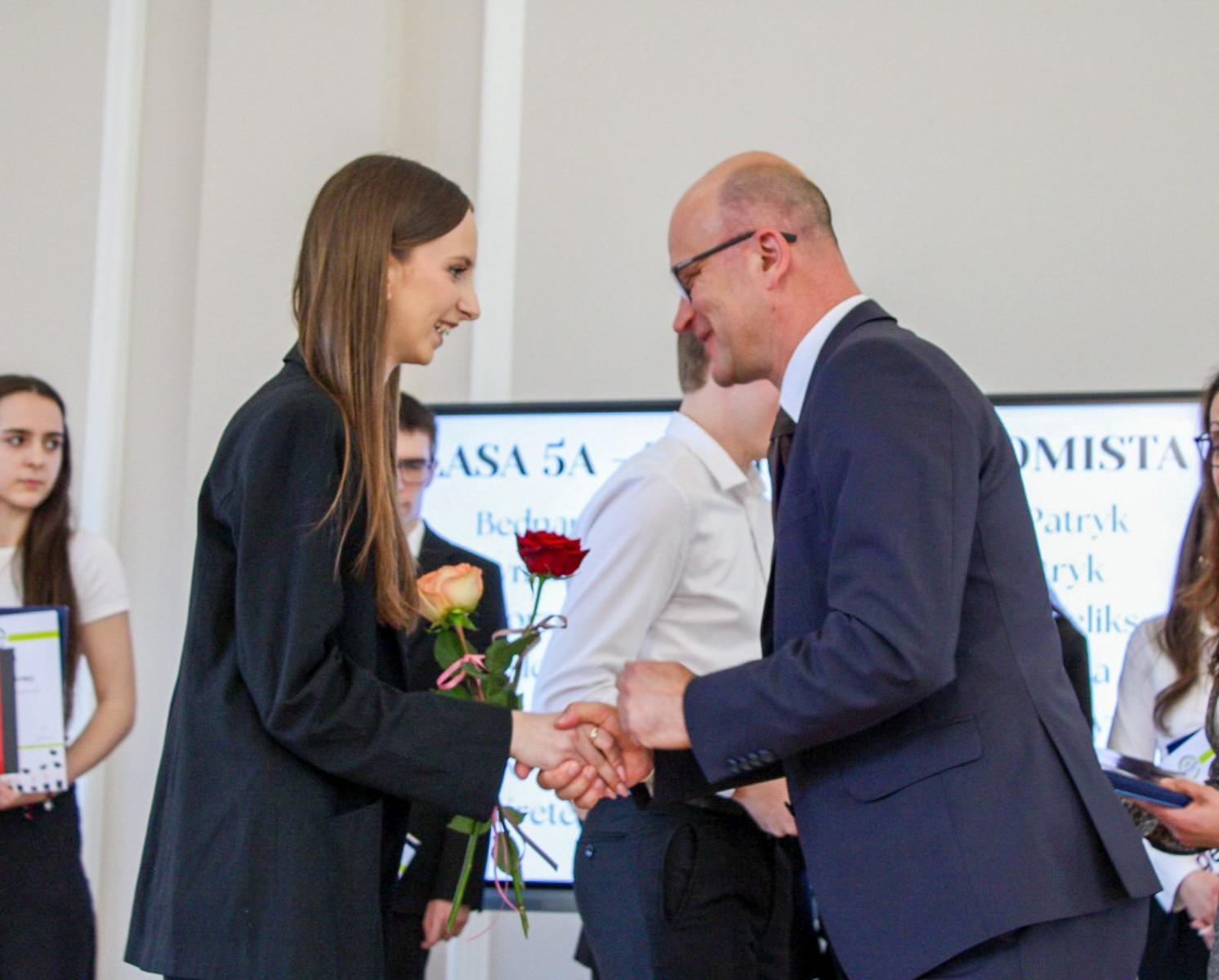 Zdjęcie w galerii na portalu naszraciborz.pl: Pożegnanie absolwentów Ekonomika. 4 maja ruszają matury wiadomości z regionu