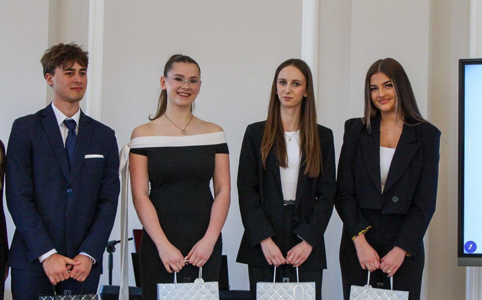 Zdjęcie w galerii na portalu naszraciborz.pl: Pożegnanie absolwentów Ekonomika. 4 maja ruszają matury wiadomości z regionu